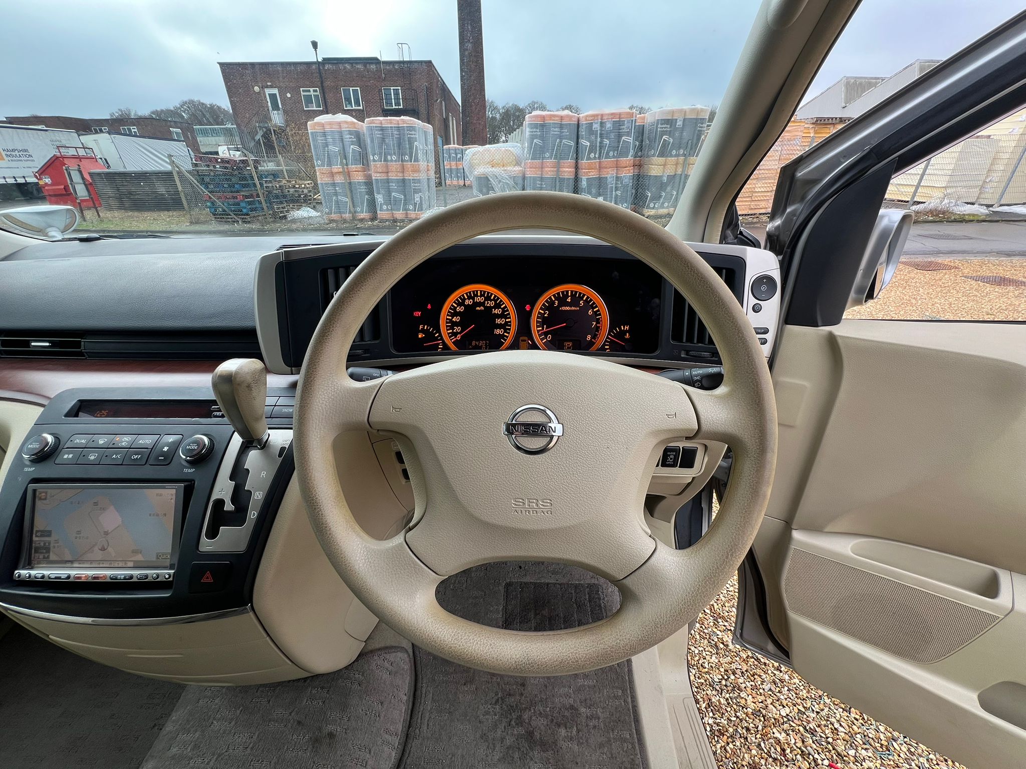 NISSAN ELGRAND 2007, HIGHWAY STAR, 2.5 V6 PETROL FULLY LOADED, 8 SEATER, ALLOYS, PEARL SILVER PAINT, BEIGE CLOTH INTERIOR