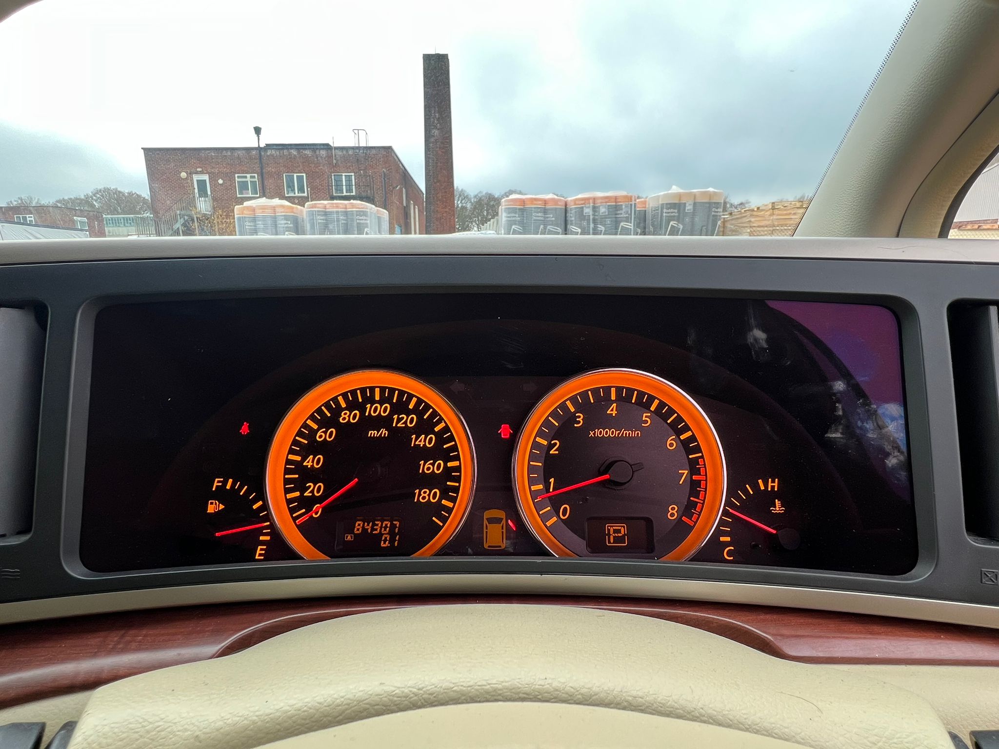 NISSAN ELGRAND 2007, HIGHWAY STAR, 2.5 V6 PETROL FULLY LOADED, 8 SEATER, ALLOYS, PEARL SILVER PAINT, BEIGE CLOTH INTERIOR