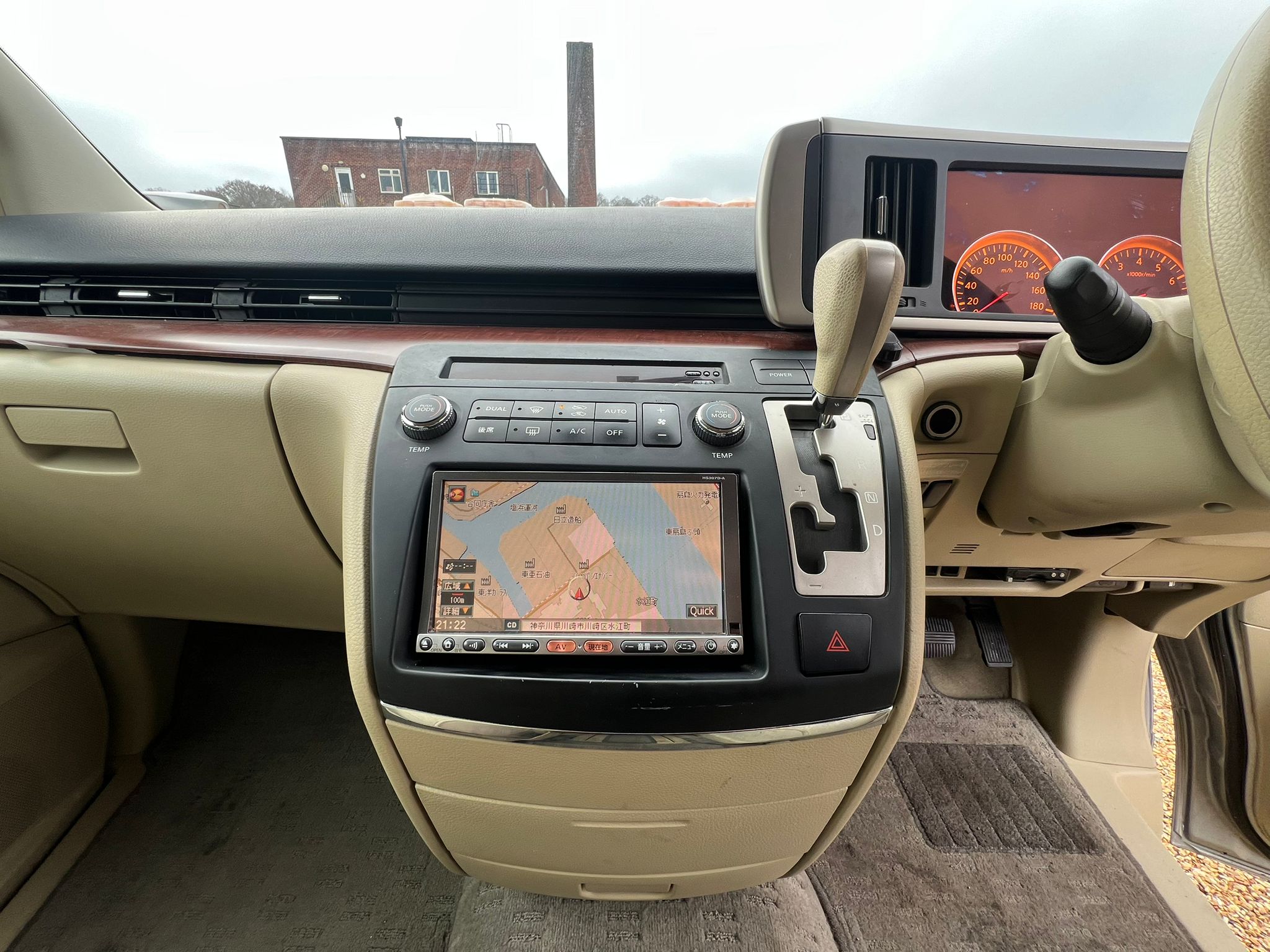 NISSAN ELGRAND 2007, HIGHWAY STAR, 2.5 V6 PETROL FULLY LOADED, 8 SEATER, ALLOYS, PEARL SILVER PAINT, BEIGE CLOTH INTERIOR