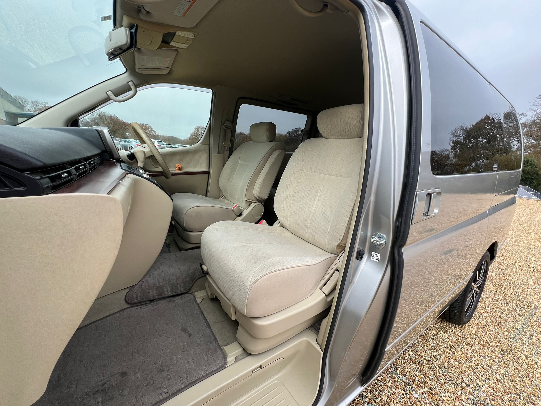 NISSAN ELGRAND 2007, HIGHWAY STAR, 2.5 V6 PETROL FULLY LOADED, 8 SEATER, ALLOYS, PEARL SILVER PAINT, BEIGE CLOTH INTERIOR
