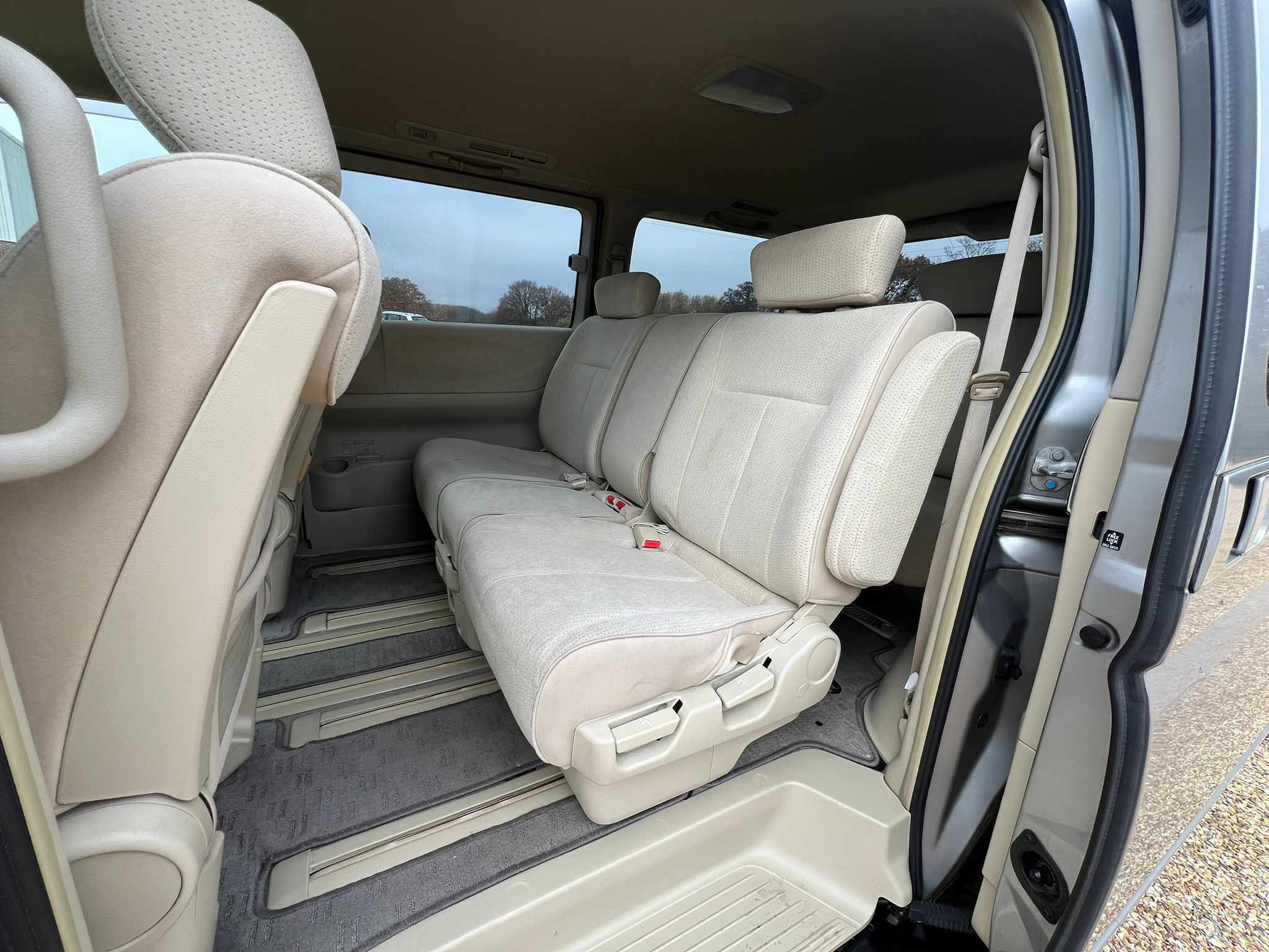NISSAN ELGRAND 2007, HIGHWAY STAR, 2.5 V6 PETROL FULLY LOADED, 8 SEATER, ALLOYS, PEARL SILVER PAINT, BEIGE CLOTH INTERIOR