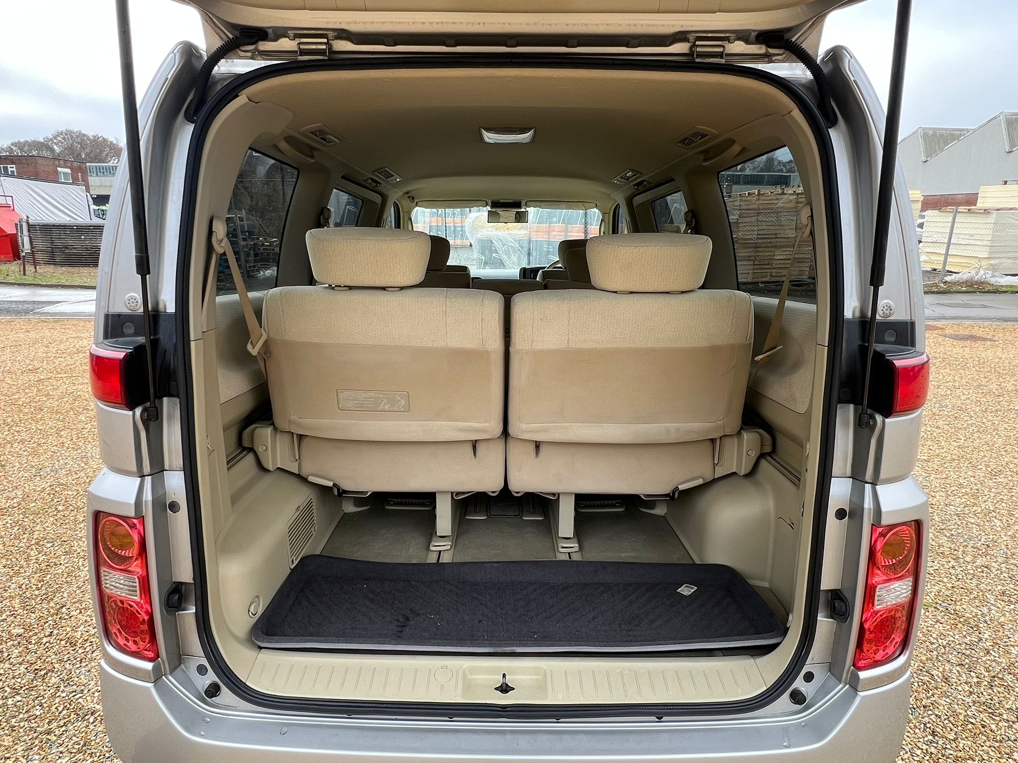 NISSAN ELGRAND 2007, HIGHWAY STAR, 2.5 V6 PETROL FULLY LOADED, 8 SEATER, ALLOYS, PEARL SILVER PAINT, BEIGE CLOTH INTERIOR
