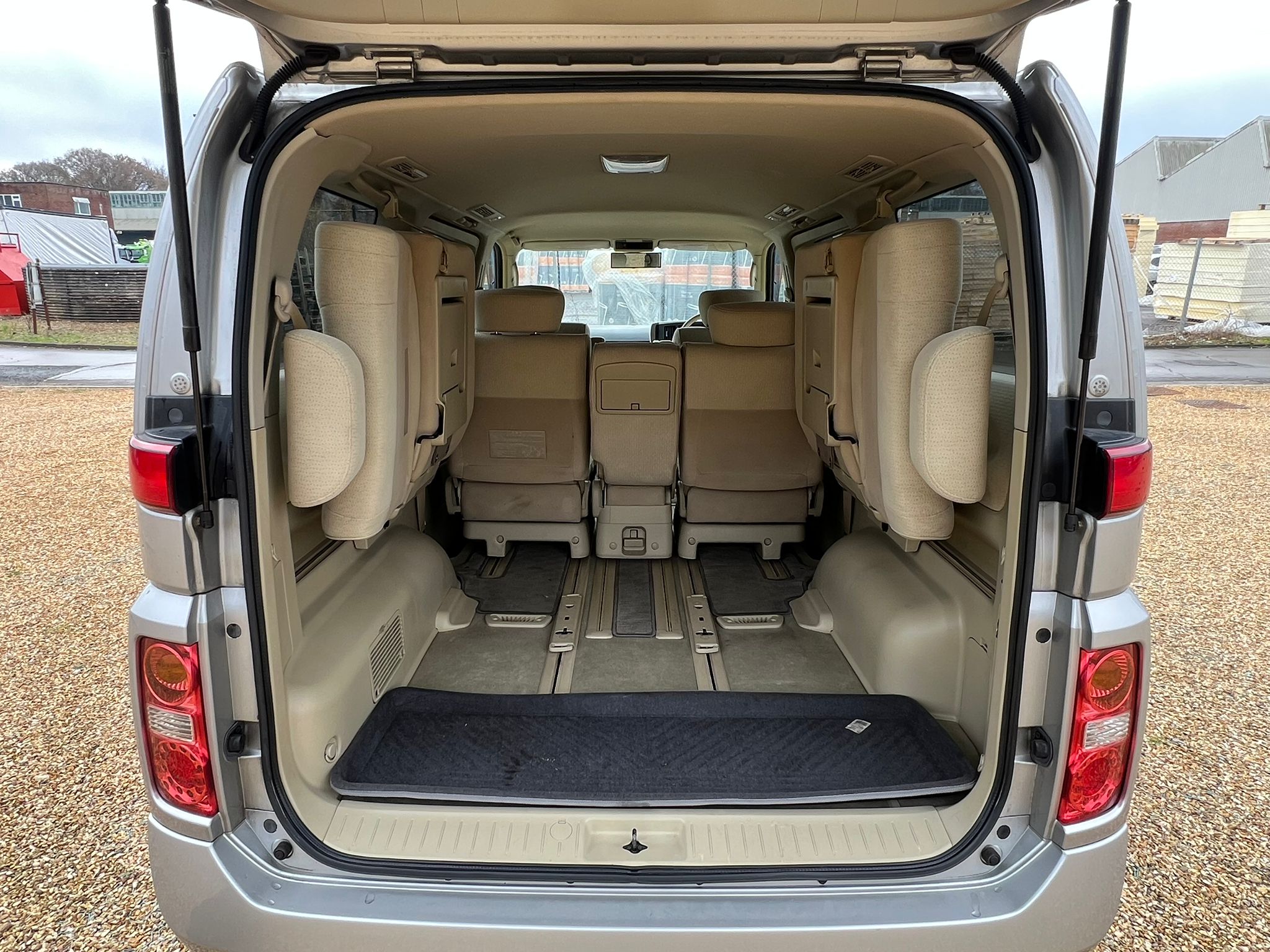 NISSAN ELGRAND 2007, HIGHWAY STAR, 2.5 V6 PETROL FULLY LOADED, 8 SEATER, ALLOYS, PEARL SILVER PAINT, BEIGE CLOTH INTERIOR