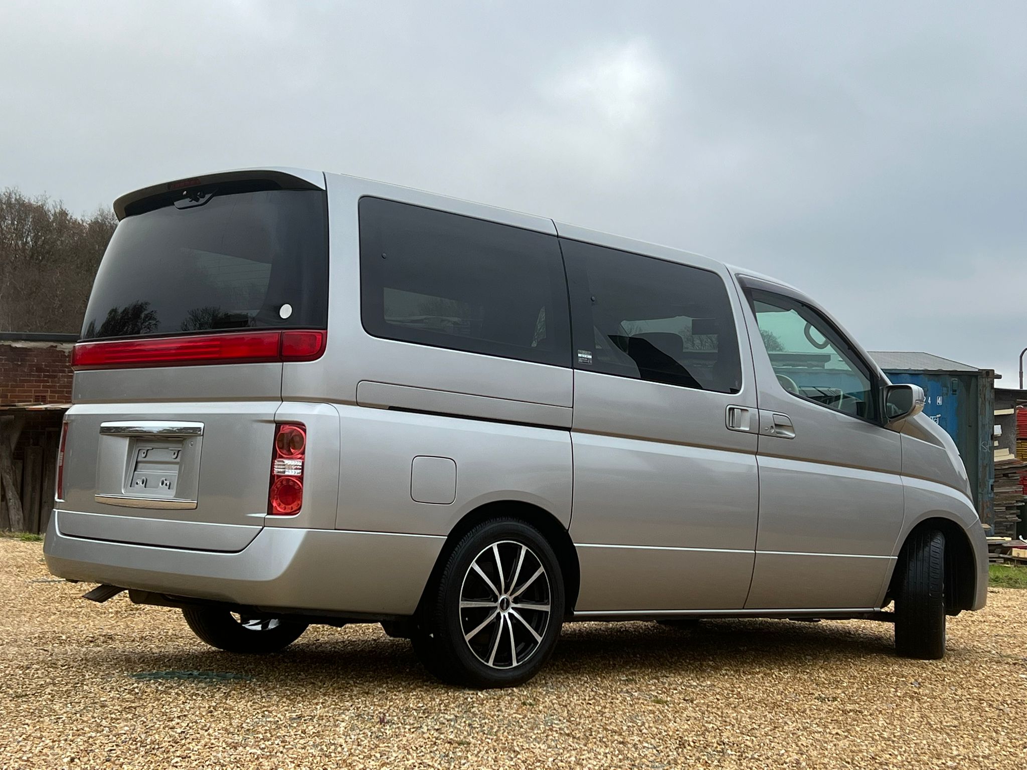 NISSAN ELGRAND 2007, HIGHWAY STAR, 2.5 V6 PETROL FULLY LOADED, 8 SEATER, ALLOYS, PEARL SILVER PAINT, BEIGE CLOTH INTERIOR
