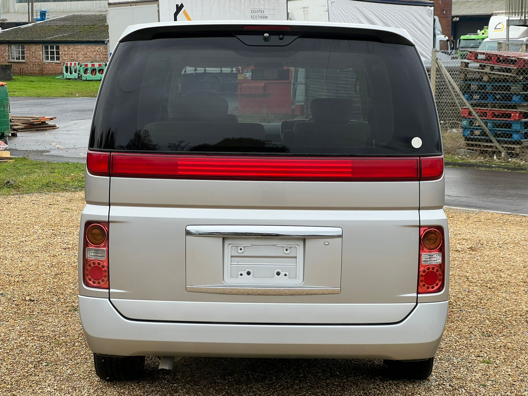 NISSAN ELGRAND 2007, HIGHWAY STAR, 2.5 V6 PETROL FULLY LOADED, 8 SEATER, ALLOYS, PEARL SILVER PAINT, BEIGE CLOTH INTERIOR