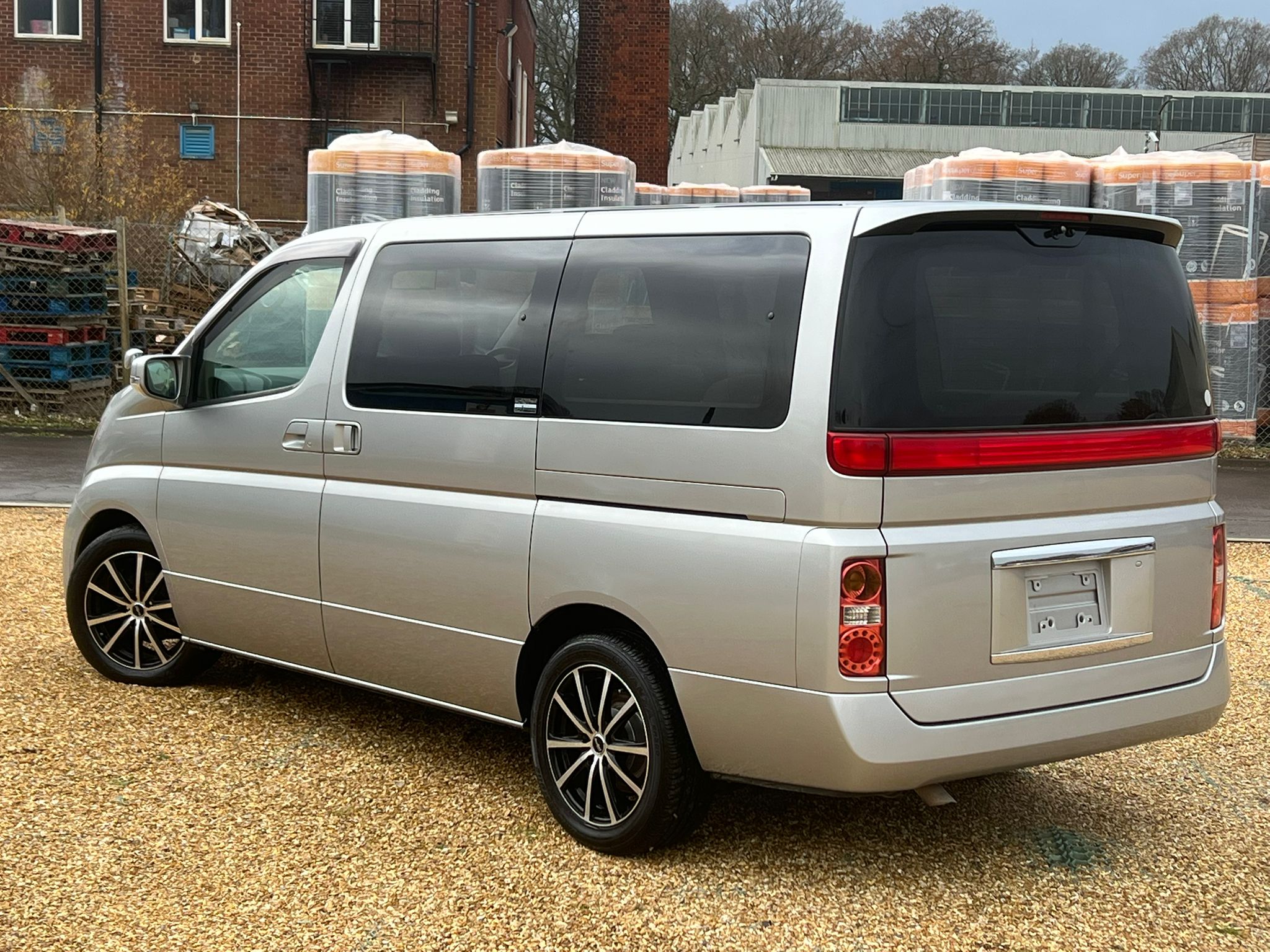 NISSAN ELGRAND 2007, HIGHWAY STAR, 2.5 V6 PETROL FULLY LOADED, 8 SEATER, ALLOYS, PEARL SILVER PAINT, BEIGE CLOTH INTERIOR