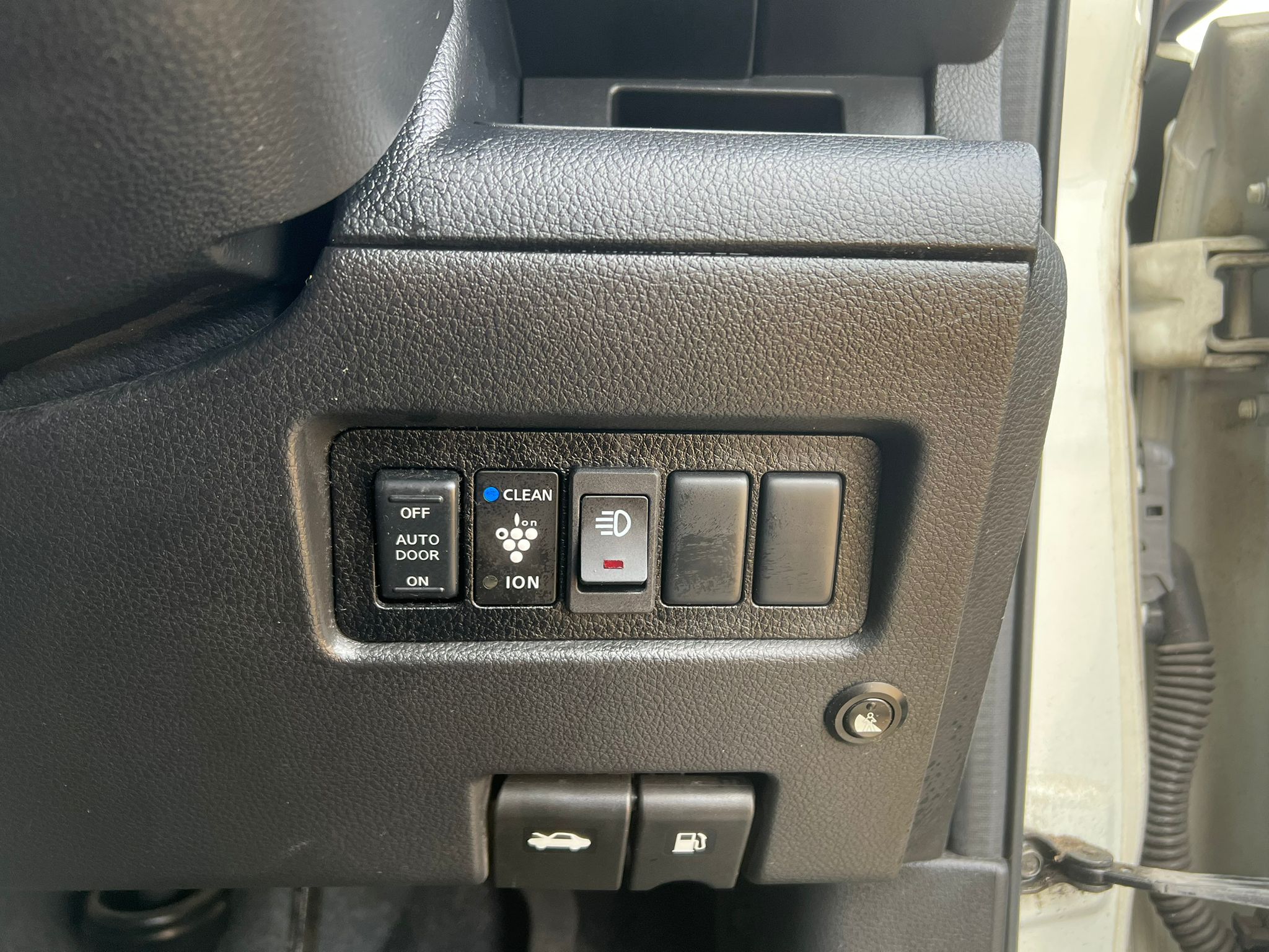 NISSAN SERENA 2010, HIGHWAY STAR, 2.0 PETROL FULLY LOADED, 8 SEATER, PEARL WHITE PAINT, BLACK CLOTH INTERIOR