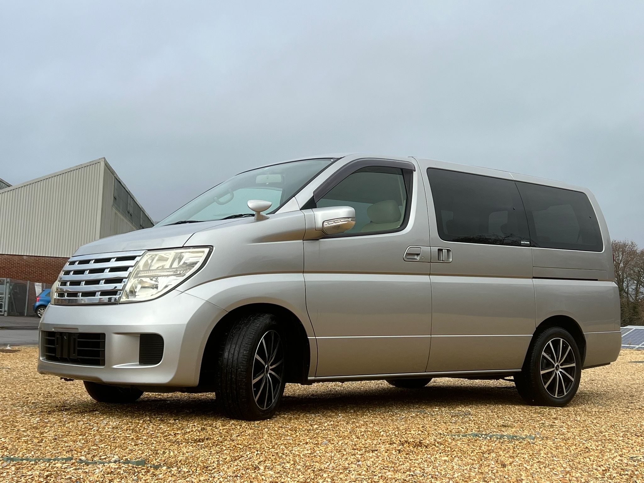NISSAN ELGRAND 2007, HIGHWAY STAR, 2.5 V6 PETROL FULLY LOADED, 8 SEATER, ALLOYS, PEARL SILVER PAINT, BEIGE CLOTH INTERIOR