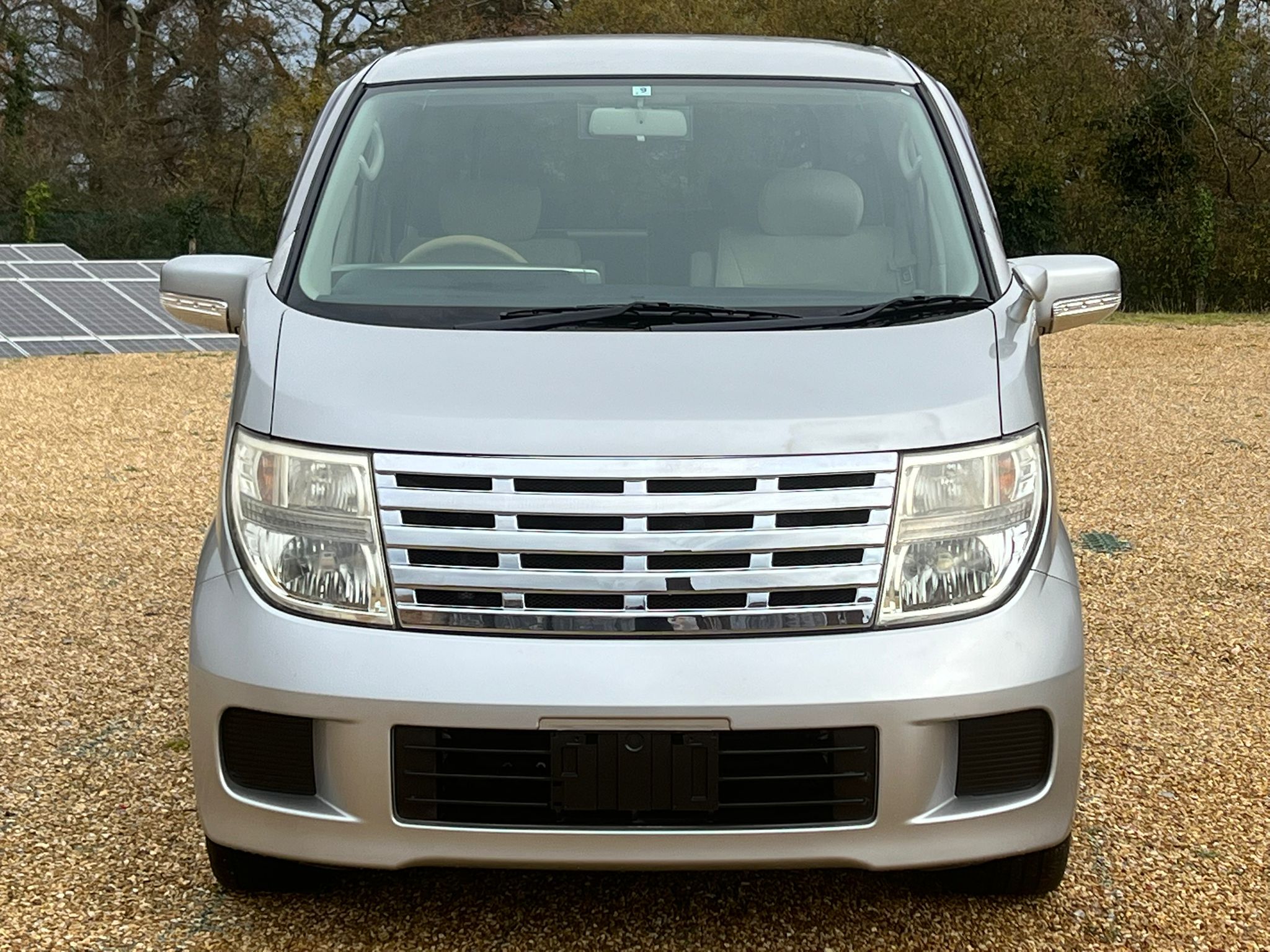 NISSAN ELGRAND 2007, HIGHWAY STAR, 2.5 V6 PETROL FULLY LOADED, 8 SEATER, ALLOYS, PEARL SILVER PAINT, BEIGE CLOTH INTERIOR