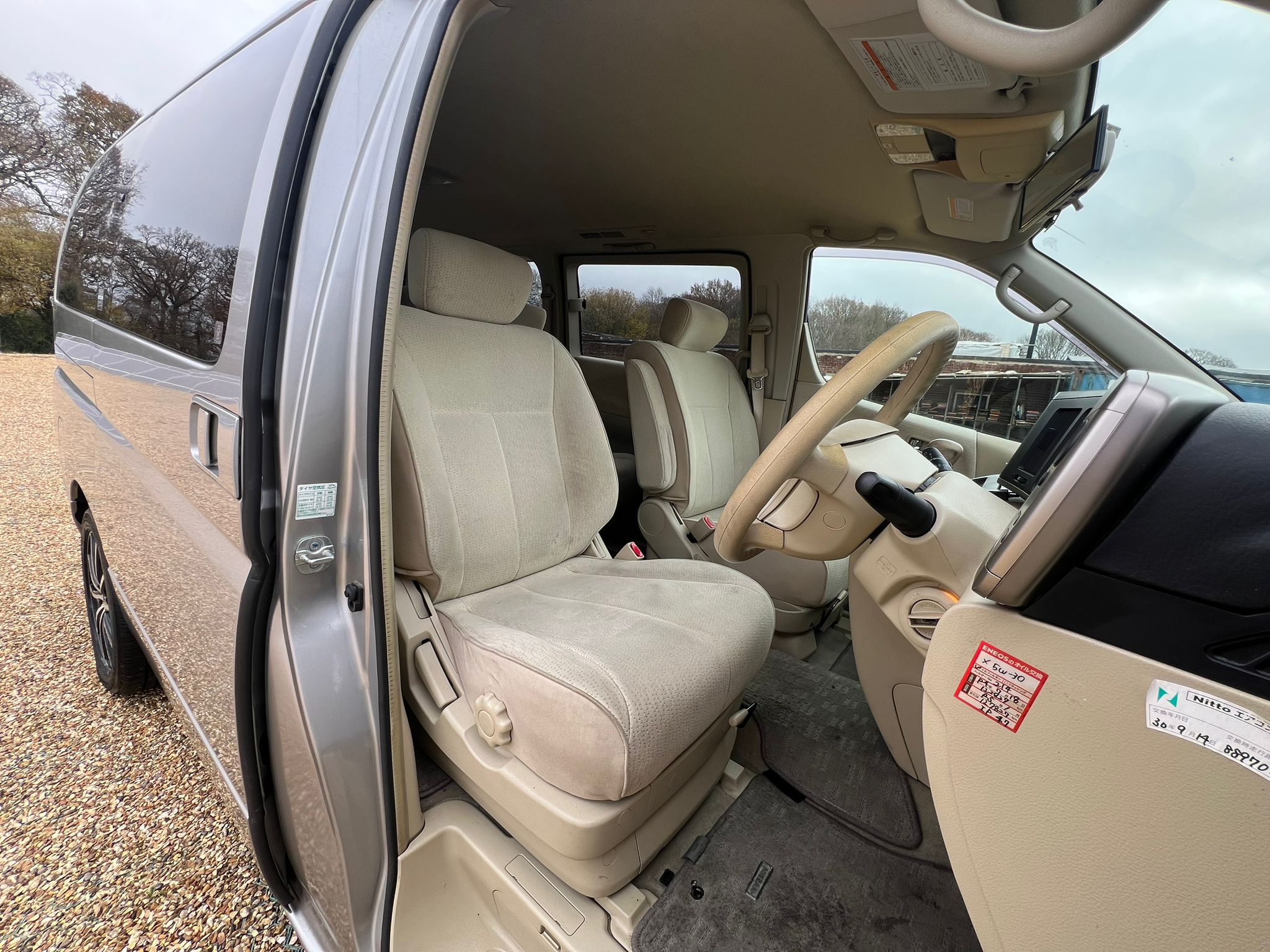 NISSAN ELGRAND 2007, HIGHWAY STAR, 2.5 V6 PETROL FULLY LOADED, 8 SEATER, ALLOYS, PEARL SILVER PAINT, BEIGE CLOTH INTERIOR