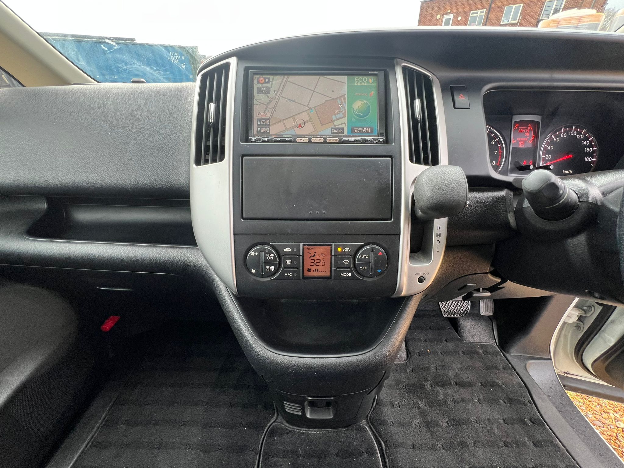 NISSAN SERENA 2010, HIGHWAY STAR, 2.0 PETROL FULLY LOADED, 8 SEATER, PEARL WHITE PAINT, BLACK CLOTH INTERIOR