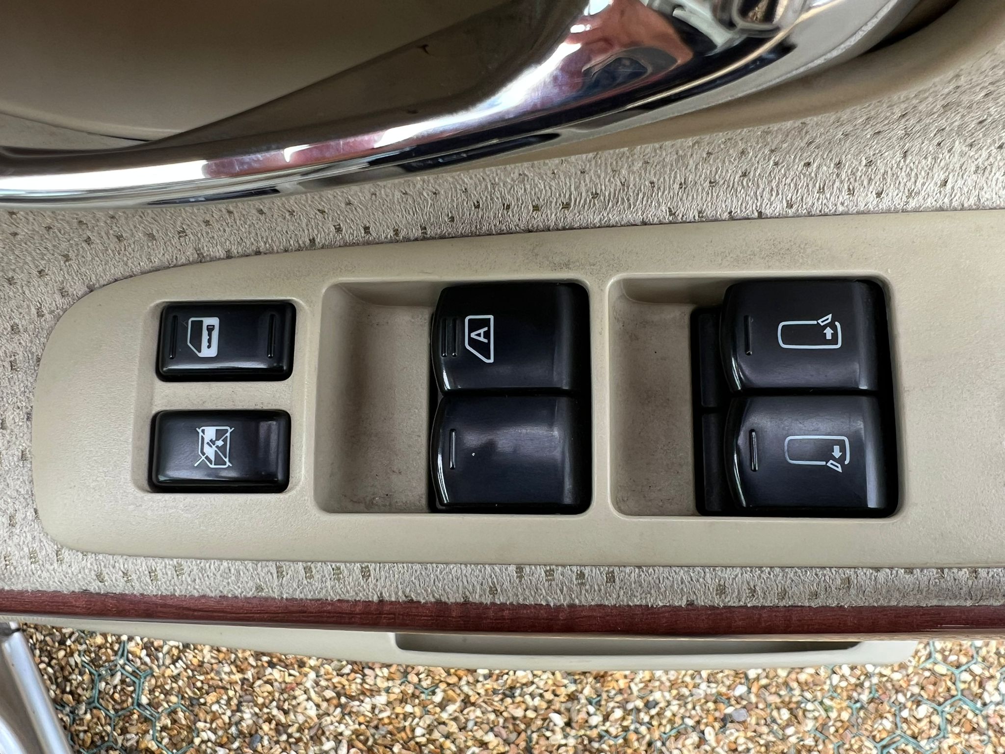 NISSAN ELGRAND 2007, HIGHWAY STAR, 2.5 V6 PETROL FULLY LOADED, 8 SEATER, ALLOYS, PEARL SILVER PAINT, BEIGE CLOTH INTERIOR