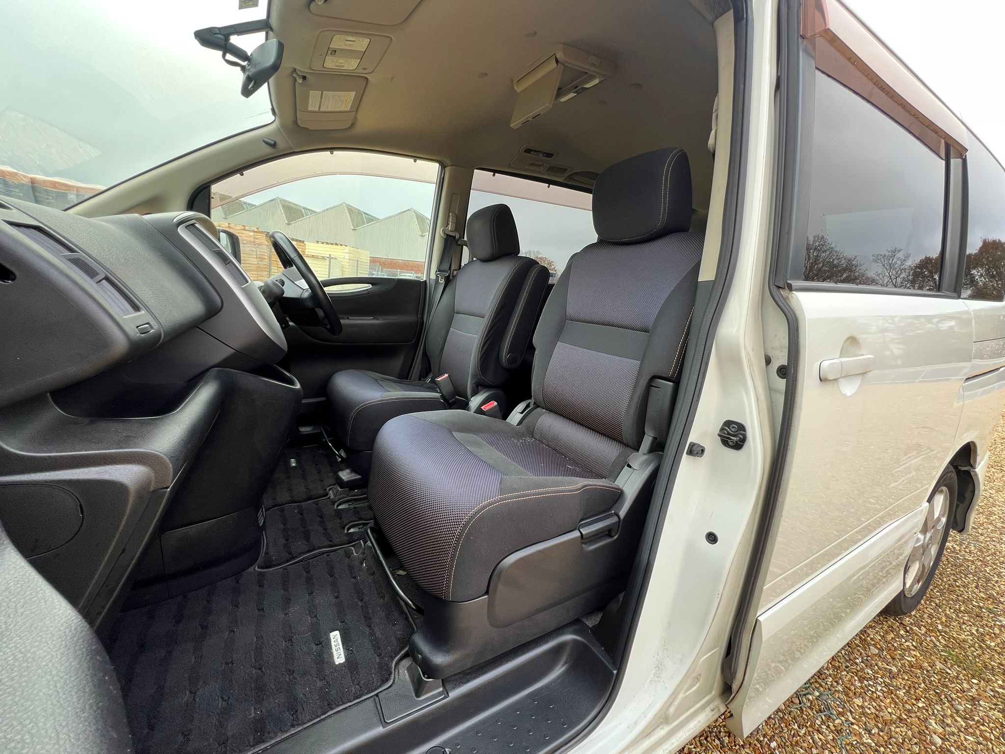 NISSAN SERENA 2010, HIGHWAY STAR, 2.0 PETROL FULLY LOADED, 8 SEATER, PEARL WHITE PAINT, BLACK CLOTH INTERIOR
