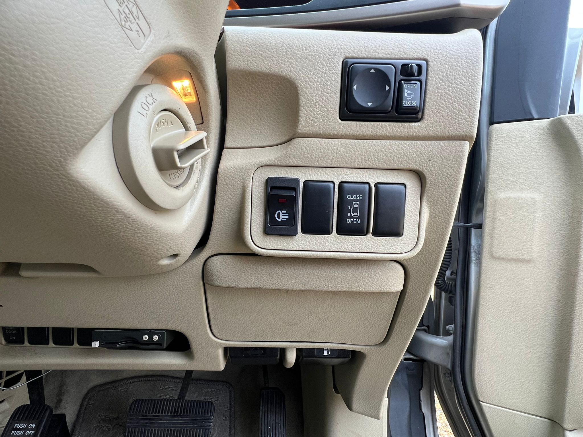 NISSAN ELGRAND 2007, HIGHWAY STAR, 2.5 V6 PETROL FULLY LOADED, 8 SEATER, ALLOYS, PEARL SILVER PAINT, BEIGE CLOTH INTERIOR