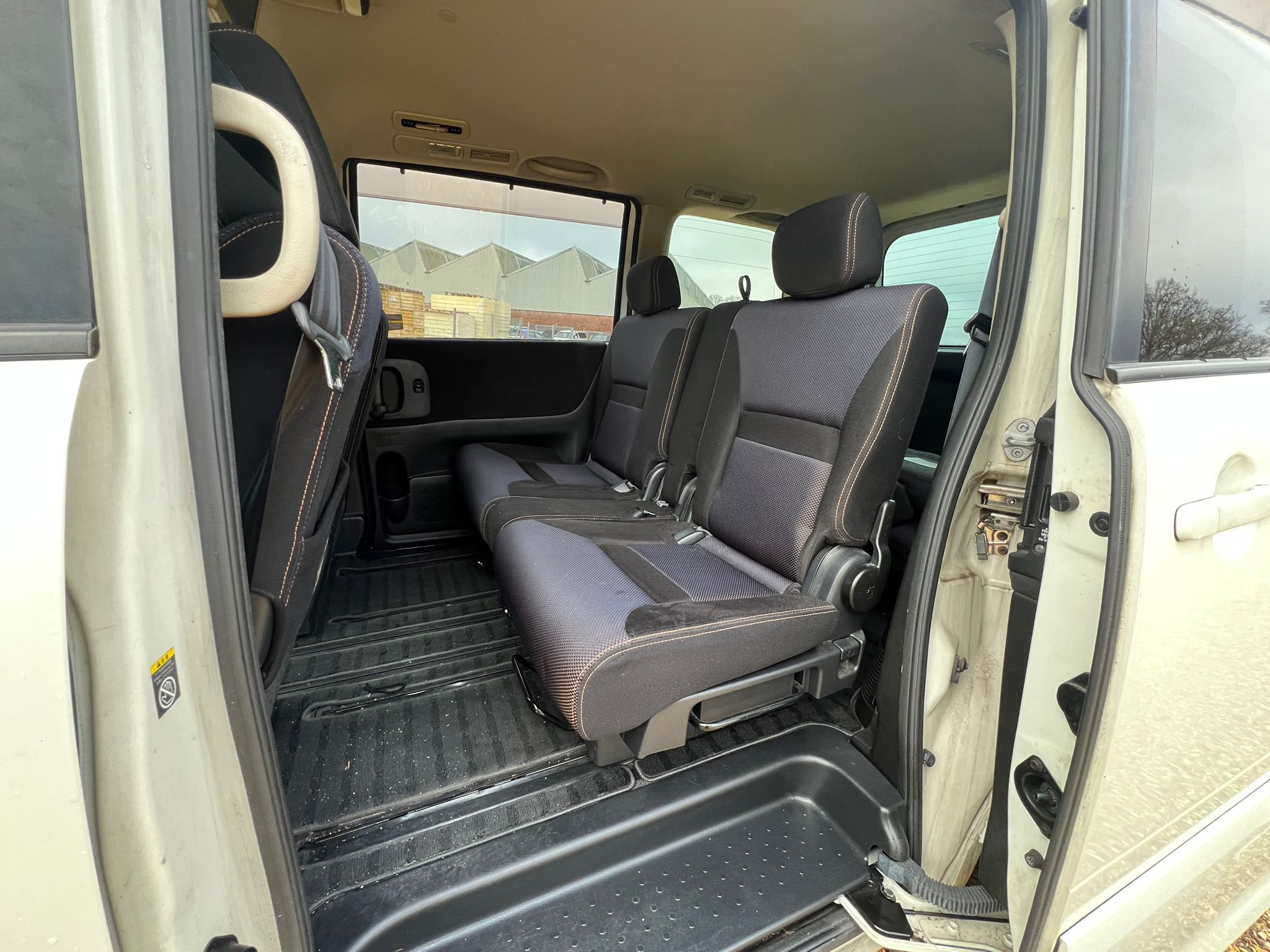 NISSAN SERENA 2010, HIGHWAY STAR, 2.0 PETROL FULLY LOADED, 8 SEATER, PEARL WHITE PAINT, BLACK CLOTH INTERIOR