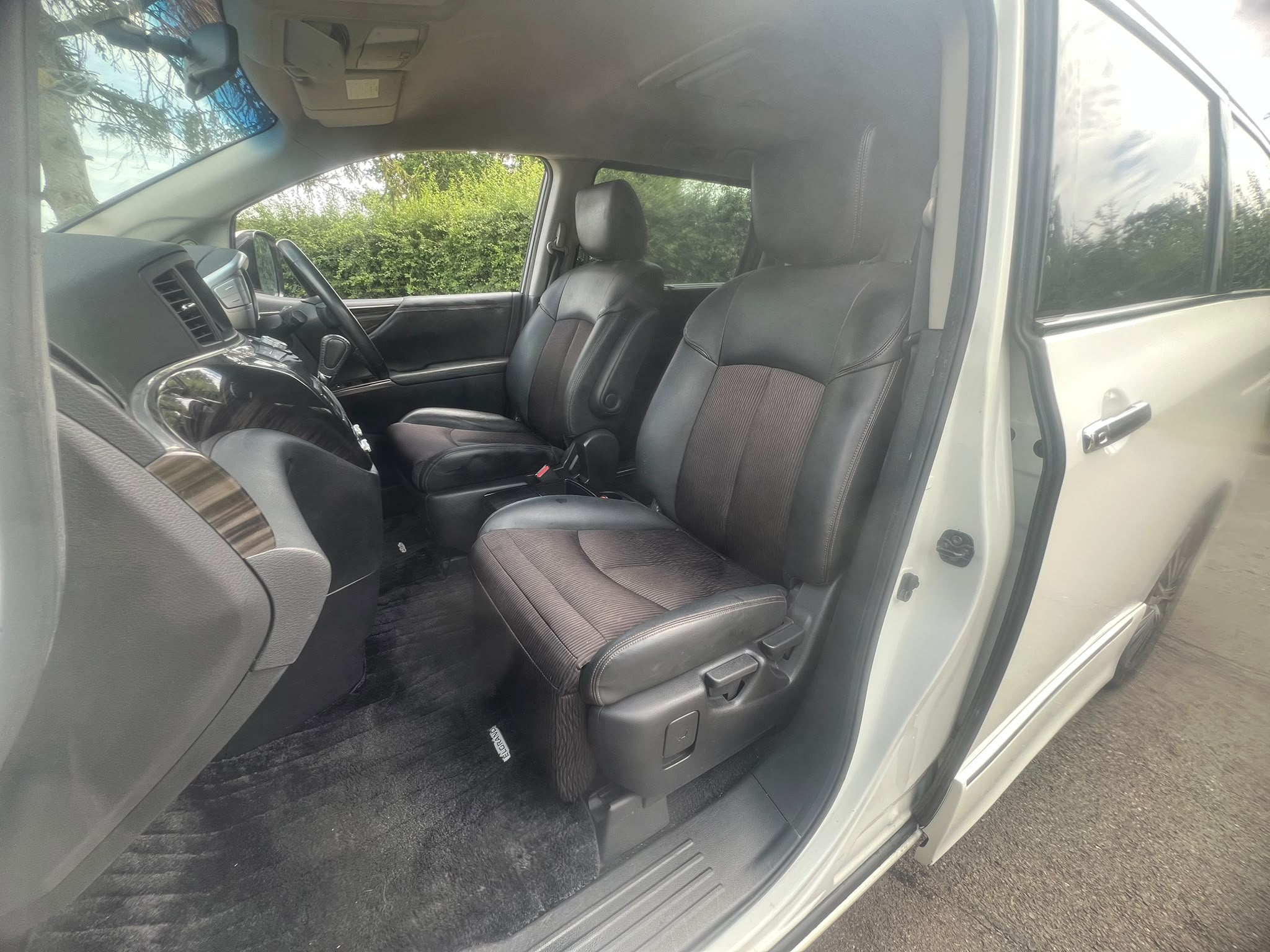 NISSAN ELGRAND 2015, HIGHWAY STAR 2.5 PETROL FULLY LOADED, 7 SEATER, PEARL WHITE PAINT, BLACK HALF LEATHER INTERIOR