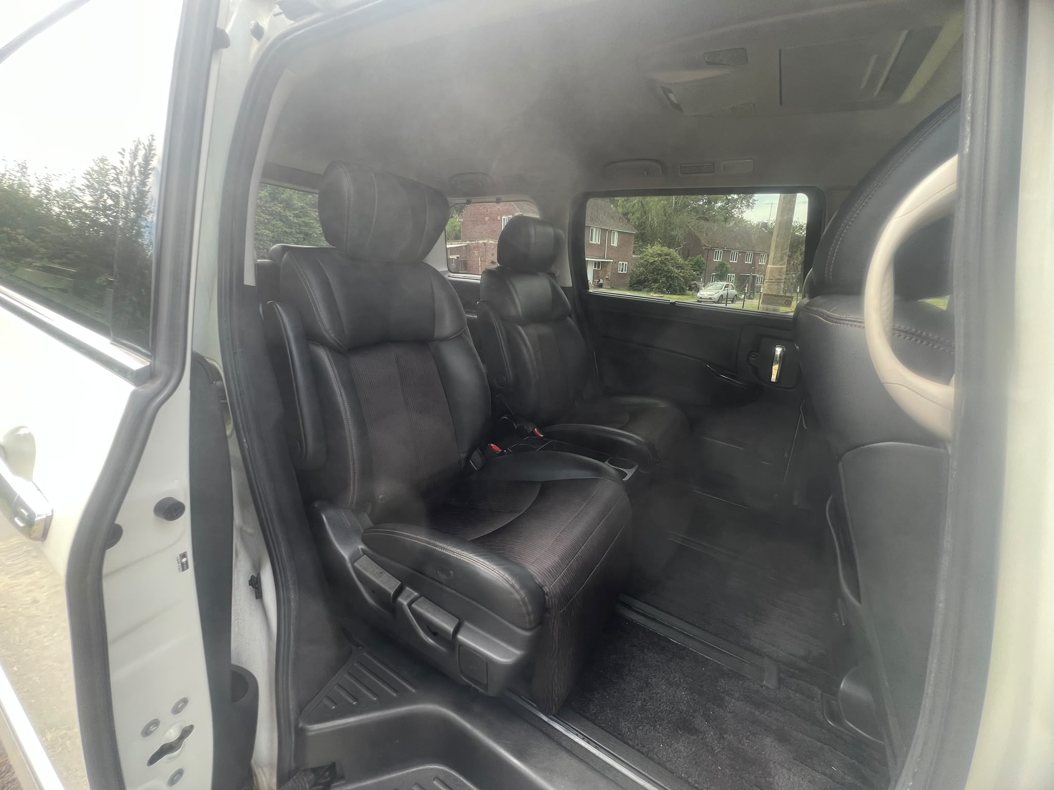 NISSAN ELGRAND 2015, HIGHWAY STAR 2.5 PETROL FULLY LOADED, 7 SEATER, PEARL WHITE PAINT, BLACK HALF LEATHER INTERIOR