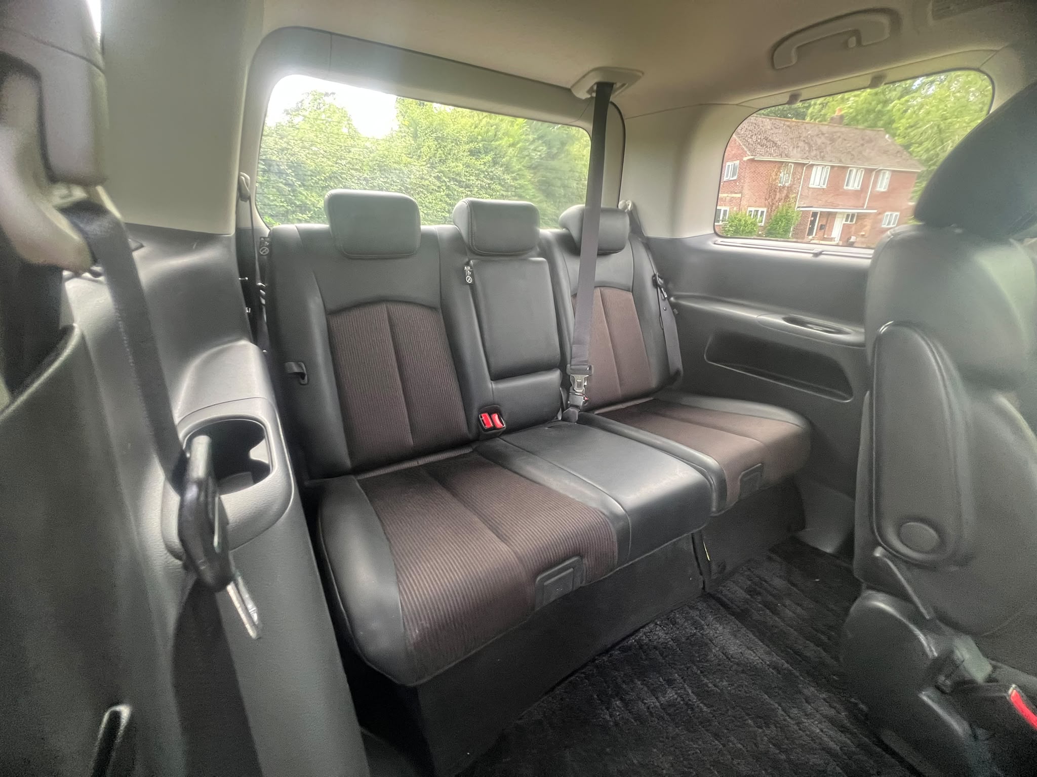 NISSAN ELGRAND 2015, HIGHWAY STAR 2.5 PETROL FULLY LOADED, 7 SEATER, PEARL WHITE PAINT, BLACK HALF LEATHER INTERIOR
