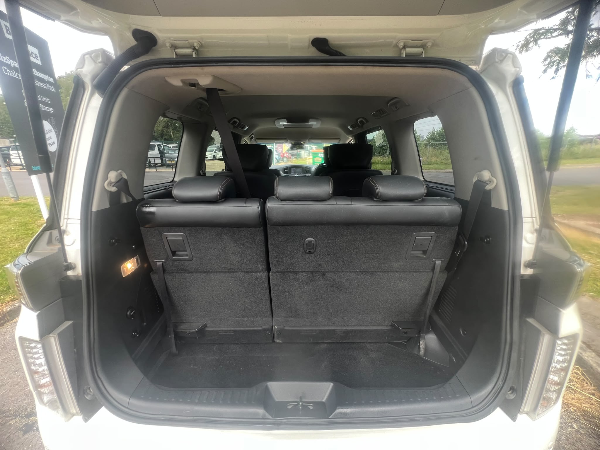NISSAN ELGRAND 2015, HIGHWAY STAR 2.5 PETROL FULLY LOADED, 7 SEATER, PEARL WHITE PAINT, BLACK HALF LEATHER INTERIOR