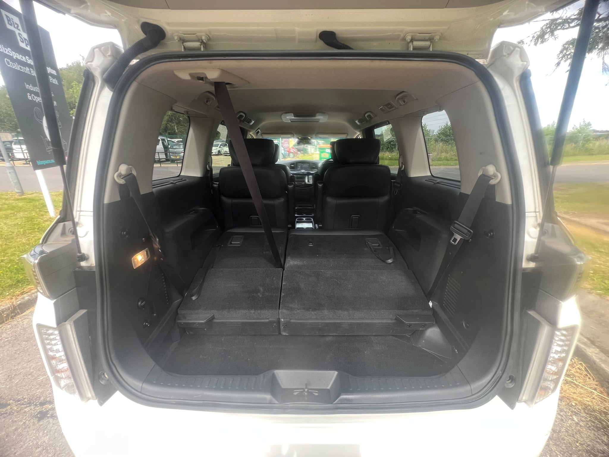 NISSAN ELGRAND 2015, HIGHWAY STAR 2.5 PETROL FULLY LOADED, 7 SEATER, PEARL WHITE PAINT, BLACK HALF LEATHER INTERIOR
