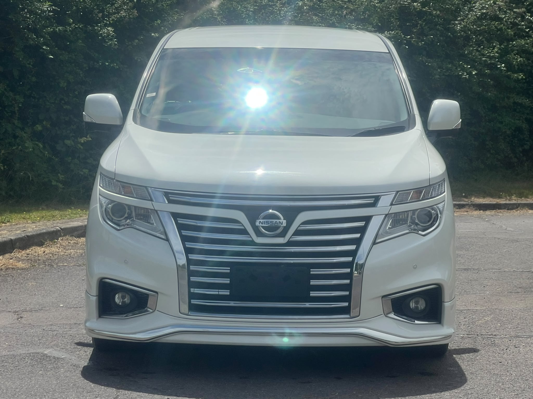 NISSAN ELGRAND 2015, HIGHWAY STAR 2.5 PETROL FULLY LOADED, 7 SEATER, PEARL WHITE PAINT, BLACK HALF LEATHER INTERIOR