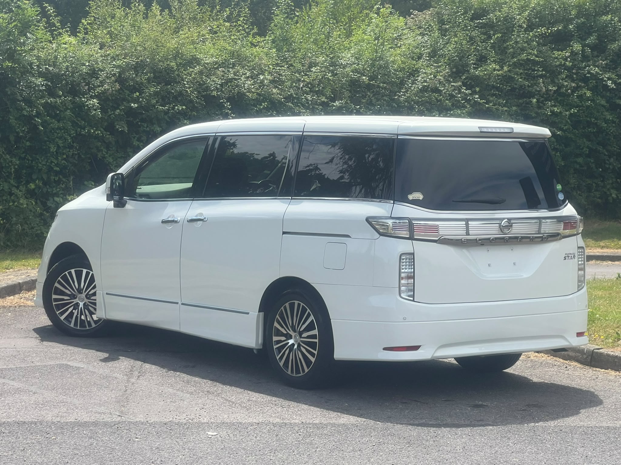 NISSAN ELGRAND 2015, HIGHWAY STAR 2.5 PETROL FULLY LOADED, 7 SEATER, PEARL WHITE PAINT, BLACK HALF LEATHER INTERIOR