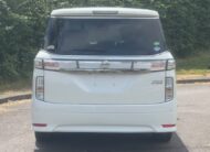 NISSAN ELGRAND 2015, HIGHWAY STAR 2.5 PETROL FULLY LOADED, 7 SEATER, PEARL WHITE PAINT, BLACK HALF LEATHER INTERIOR