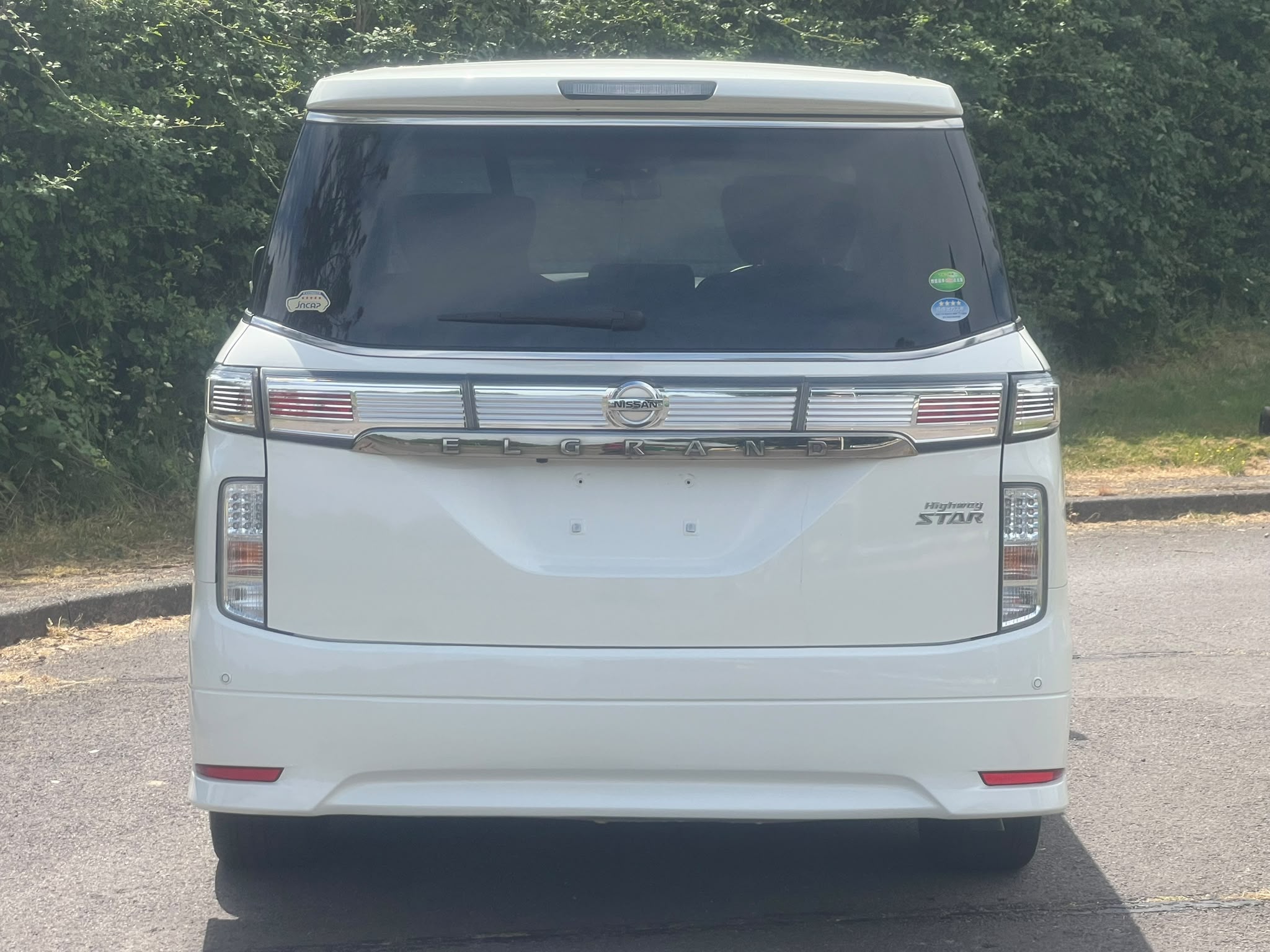 NISSAN ELGRAND 2015, HIGHWAY STAR 2.5 PETROL FULLY LOADED, 7 SEATER, PEARL WHITE PAINT, BLACK HALF LEATHER INTERIOR