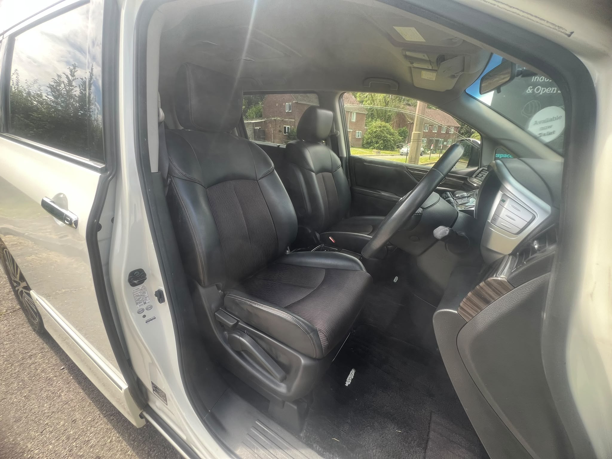 NISSAN ELGRAND 2015, HIGHWAY STAR 2.5 PETROL FULLY LOADED, 7 SEATER, PEARL WHITE PAINT, BLACK HALF LEATHER INTERIOR