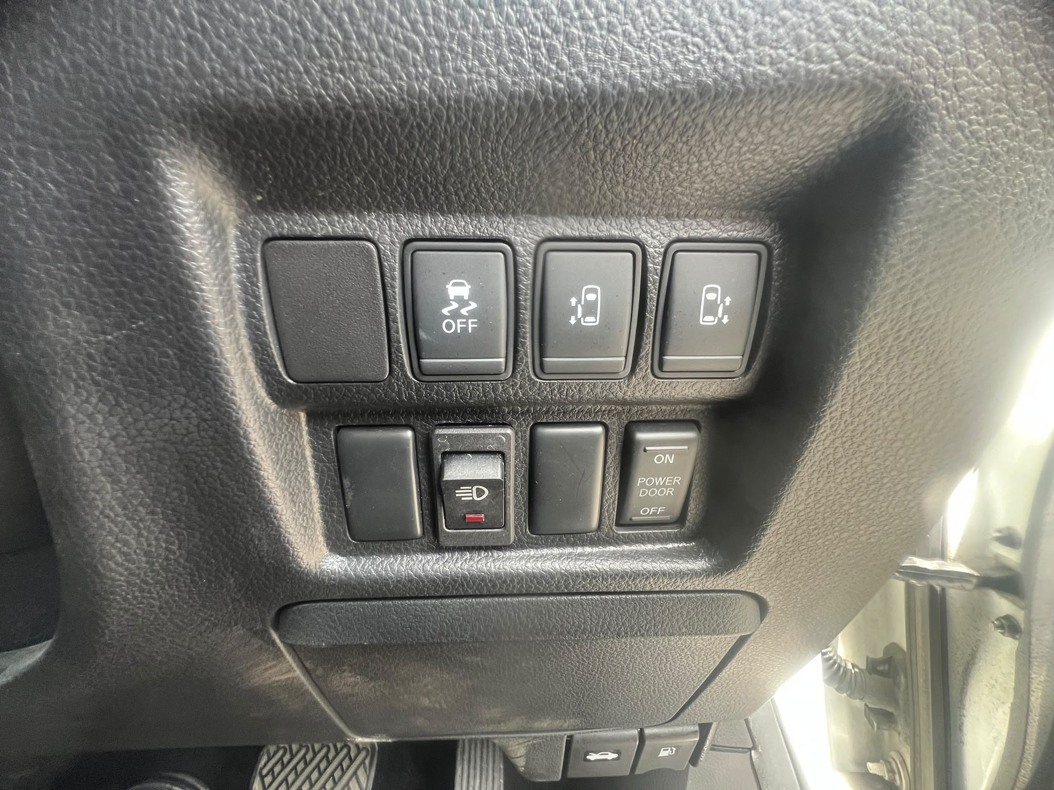NISSAN ELGRAND 2015, HIGHWAY STAR 2.5 PETROL FULLY LOADED, 7 SEATER, PEARL WHITE PAINT, BLACK HALF LEATHER INTERIOR