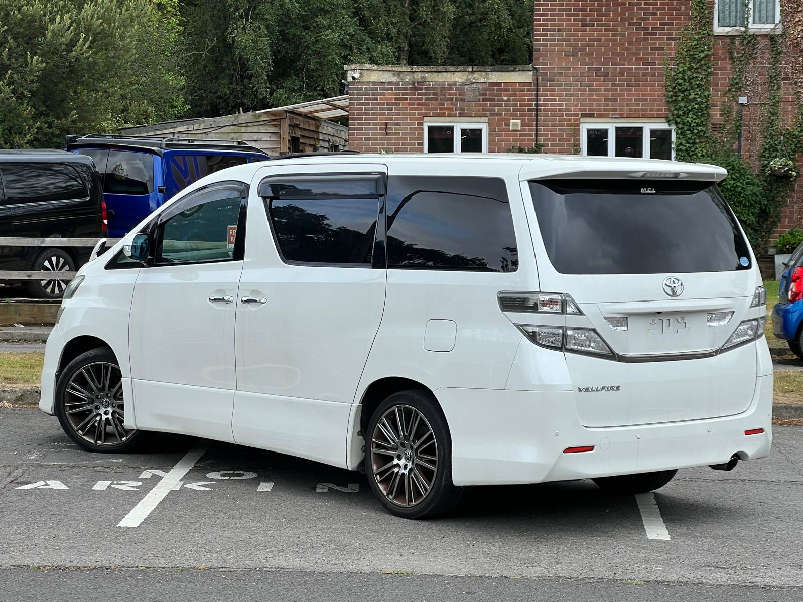 TOYOTA VELLFIRE 2010, 240Z PLATINUM SELECTION, 2.4 PETROL FULLY LOADED, 7 SEATER, WHITE PEARL CRYSTAL SHINE PAINT, BLACK LEATHER INTERIOR