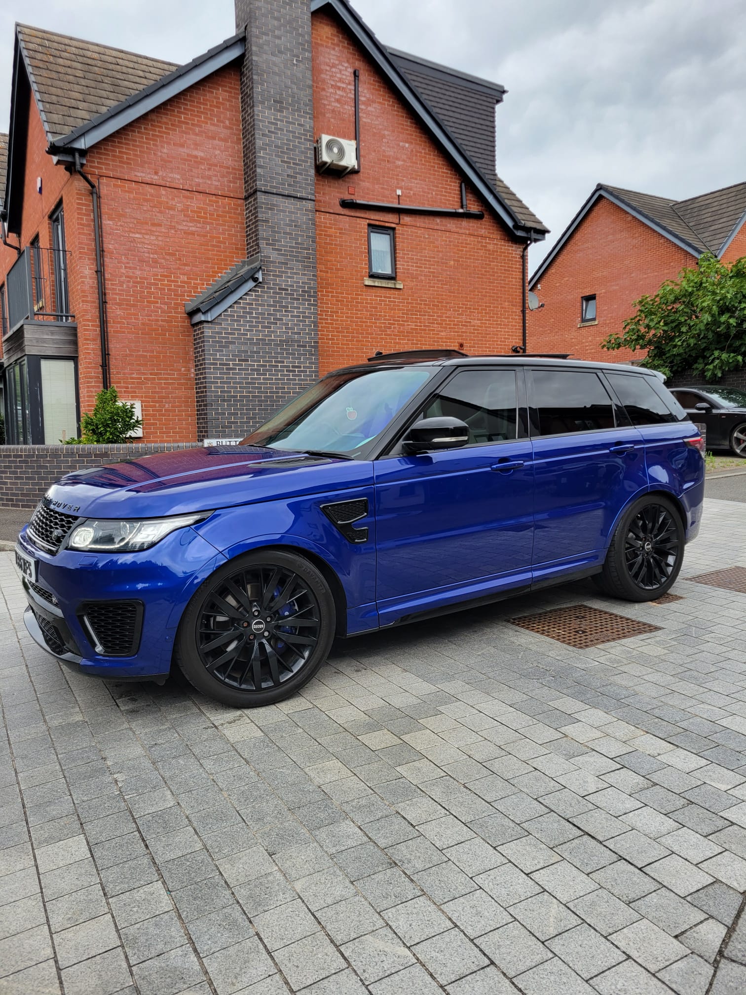 LAND ROVER RANGE ROVER SPORT SVR 2016, 5.0 V8 PETROL FULLY LOADED, 5 SEATER, ESTORIL BLUE PAINT, BLACK / BEIGE LEATHER INTERIOR