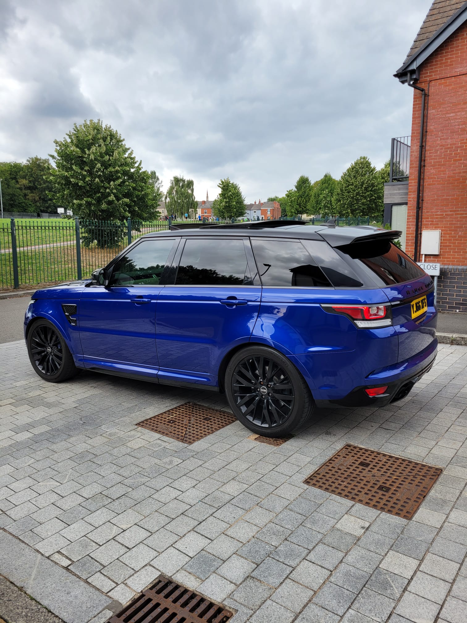 LAND ROVER RANGE ROVER SPORT SVR 2016, 5.0 V8 PETROL FULLY LOADED, 5 SEATER, ESTORIL BLUE PAINT, BLACK / BEIGE LEATHER INTERIOR