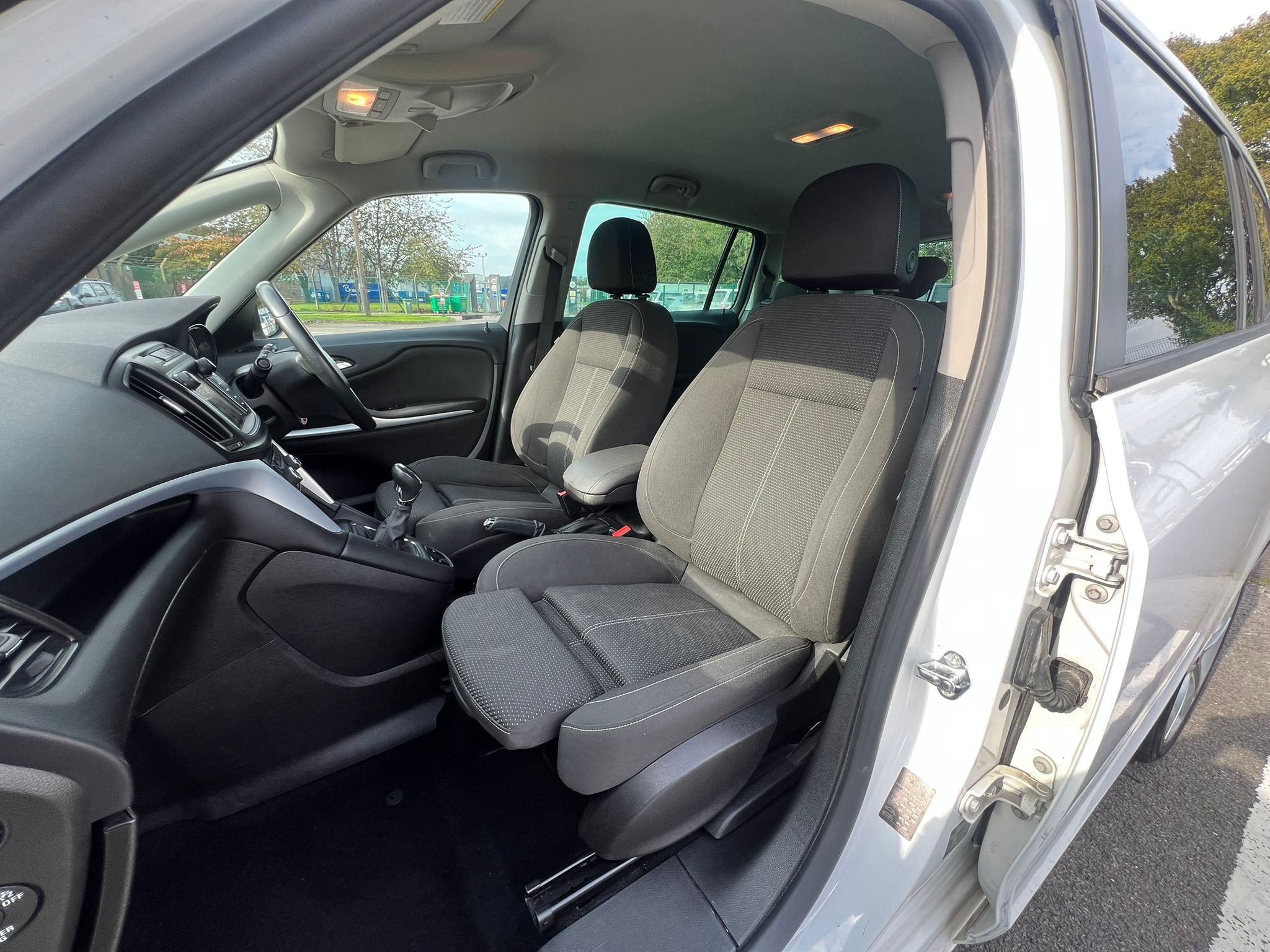 VAUXHALL ZAFIRA TOURER 2017, SRI NAV, 1.4 PETROL FULLY LOADED, 7 SEATER, GLACIER WHITE PAINT, BLACK CLOTH INTERIOR