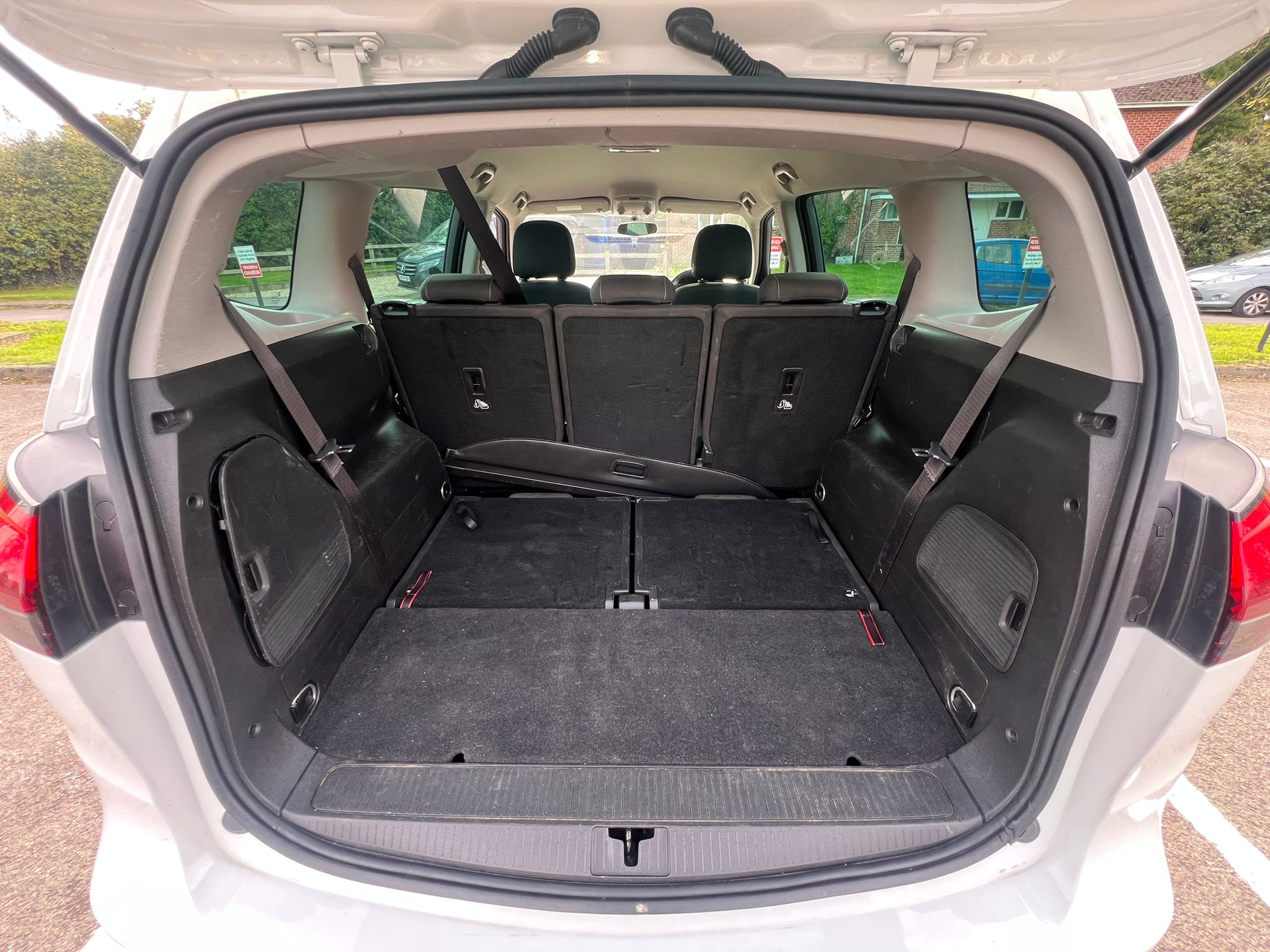 VAUXHALL ZAFIRA TOURER 2017, SRI NAV, 1.4 PETROL FULLY LOADED, 7 SEATER, GLACIER WHITE PAINT, BLACK CLOTH INTERIOR