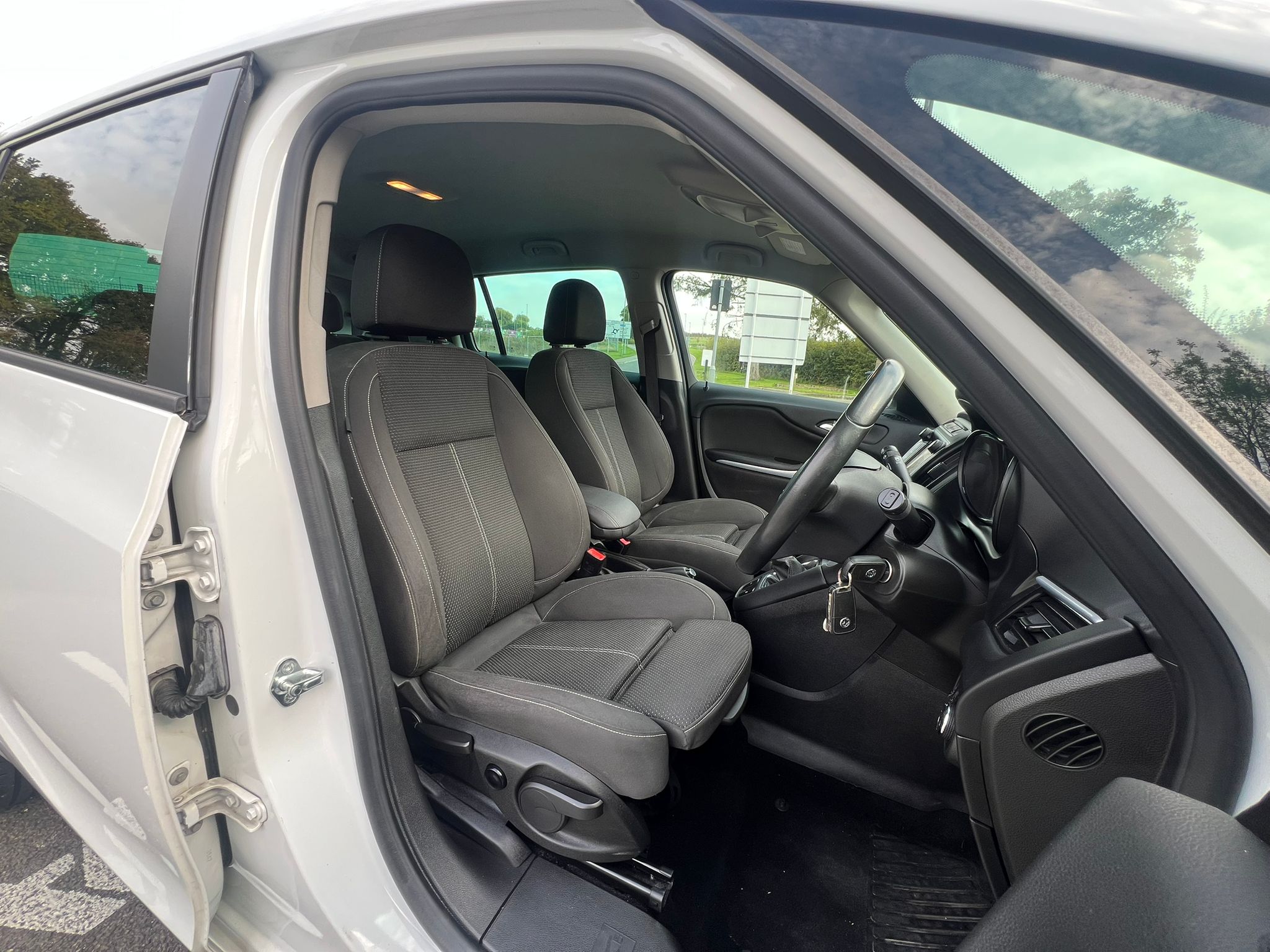 VAUXHALL ZAFIRA TOURER 2017, SRI NAV, 1.4 PETROL FULLY LOADED, 7 SEATER, GLACIER WHITE PAINT, BLACK CLOTH INTERIOR