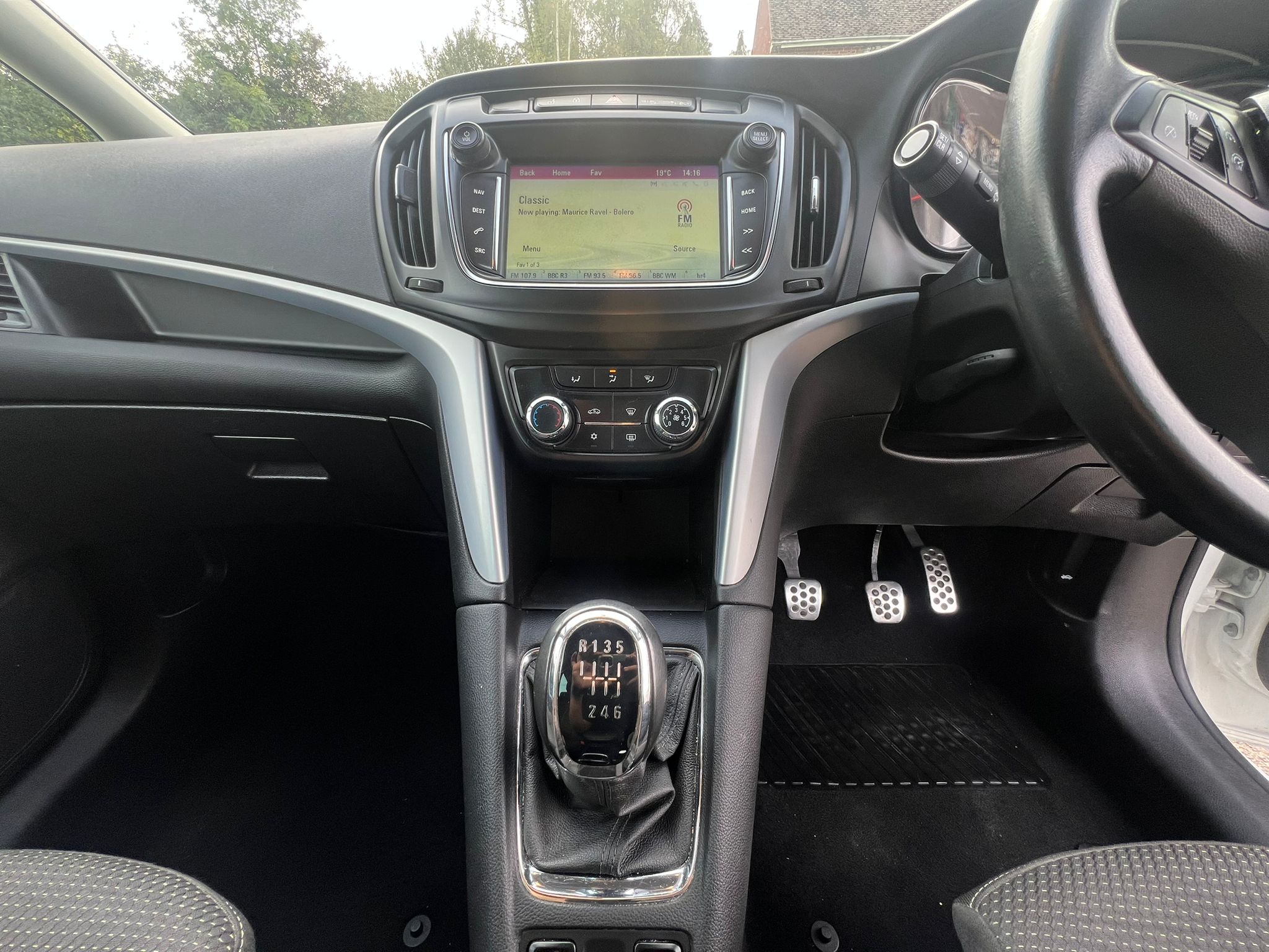 VAUXHALL ZAFIRA TOURER 2017, SRI NAV, 1.4 PETROL FULLY LOADED, 7 SEATER, GLACIER WHITE PAINT, BLACK CLOTH INTERIOR