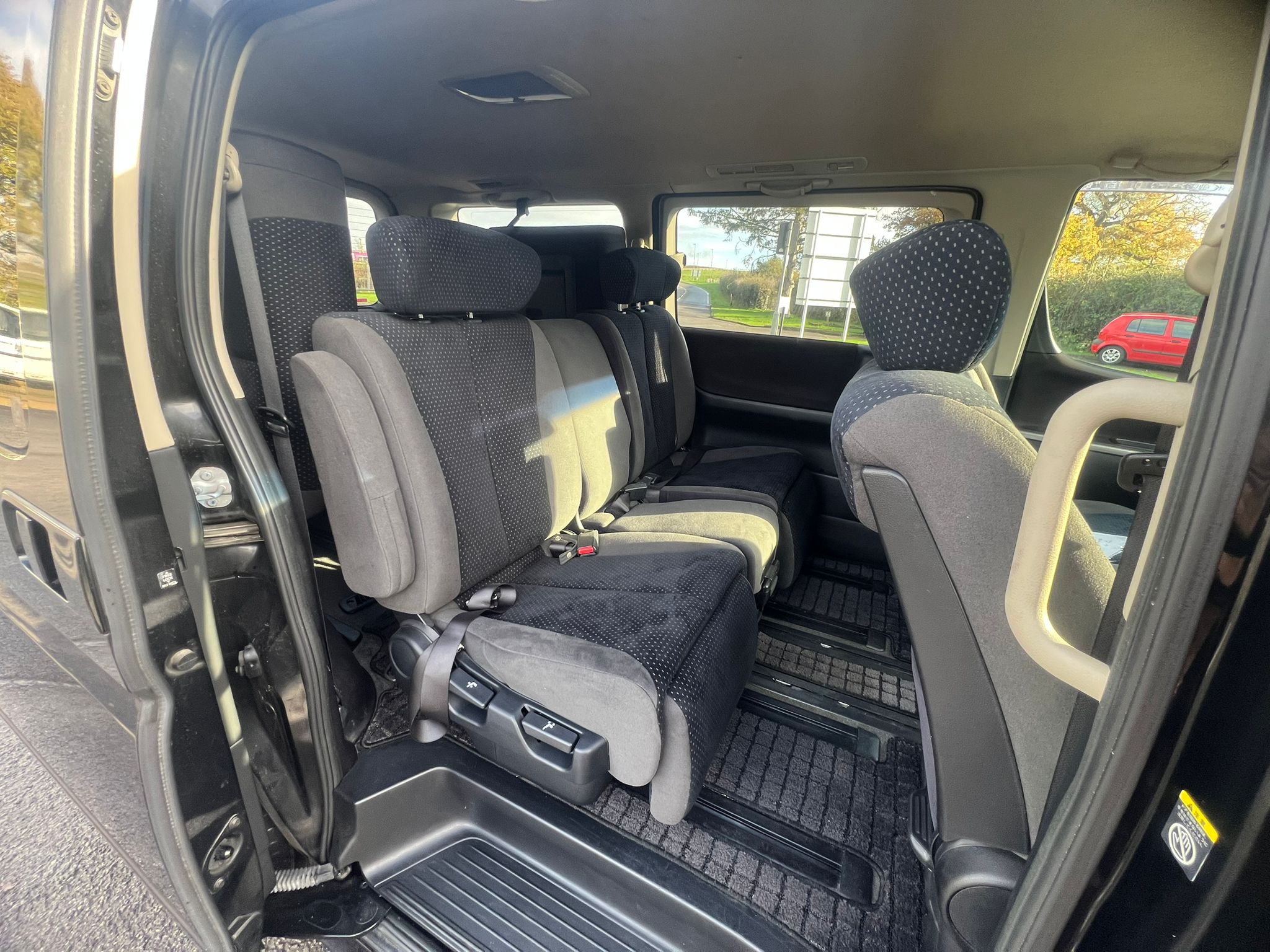 NISSAN ELGRAND 2007, AUTECH RIDER S, 3.5 V6 PETROL FULLY LOADED, 8 SEATER, MAJESTIC BLACK PAINT, BLACK / GREY CLOTH INTERIOR