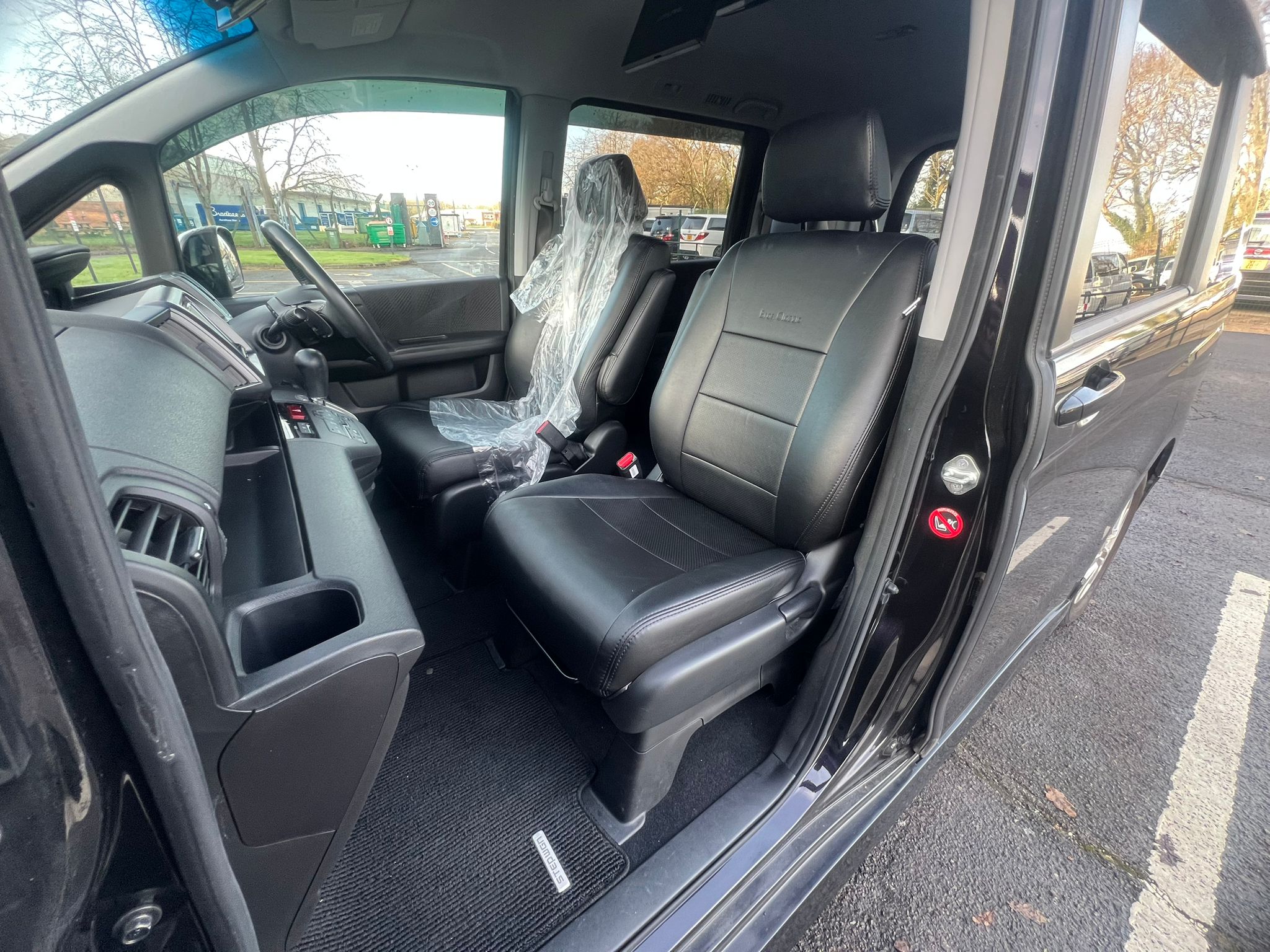 HONDA STEPWAGON 2010, SPADA, 2.0 PETROL FULLY LOADED, 8 SEATER, PREMIUM BLACK PEARL PAINT, BLACK LEATHER INTERIOR