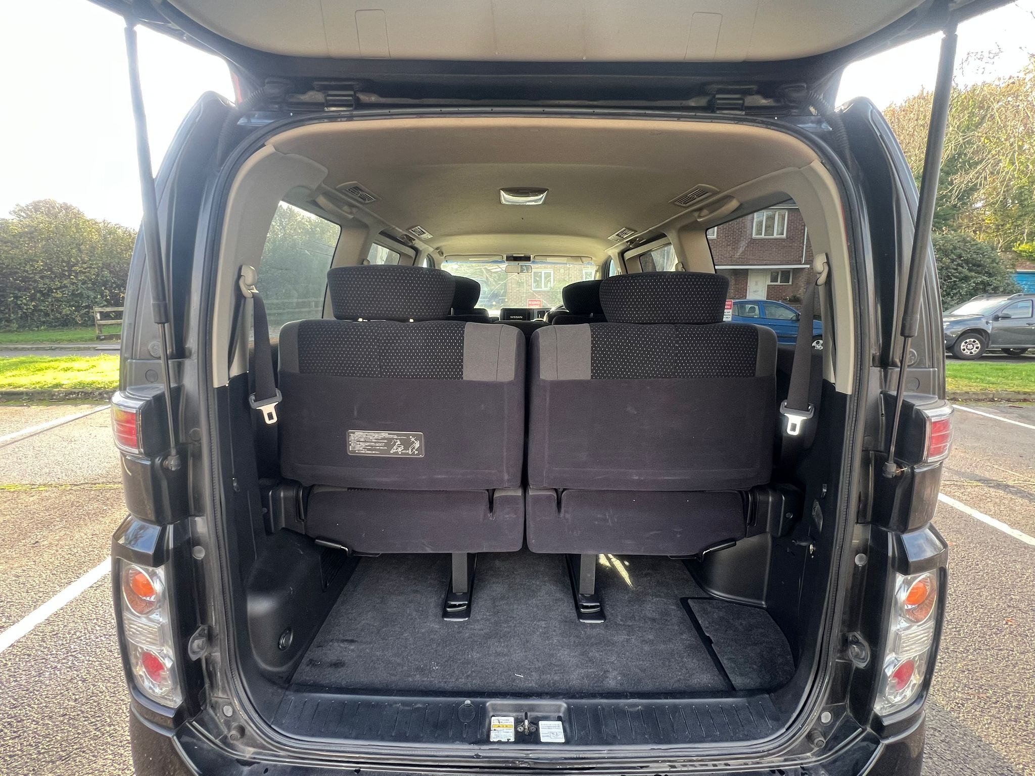 NISSAN ELGRAND 2007, AUTECH RIDER S, 3.5 V6 PETROL FULLY LOADED, 8 SEATER, MAJESTIC BLACK PAINT, BLACK / GREY CLOTH INTERIOR