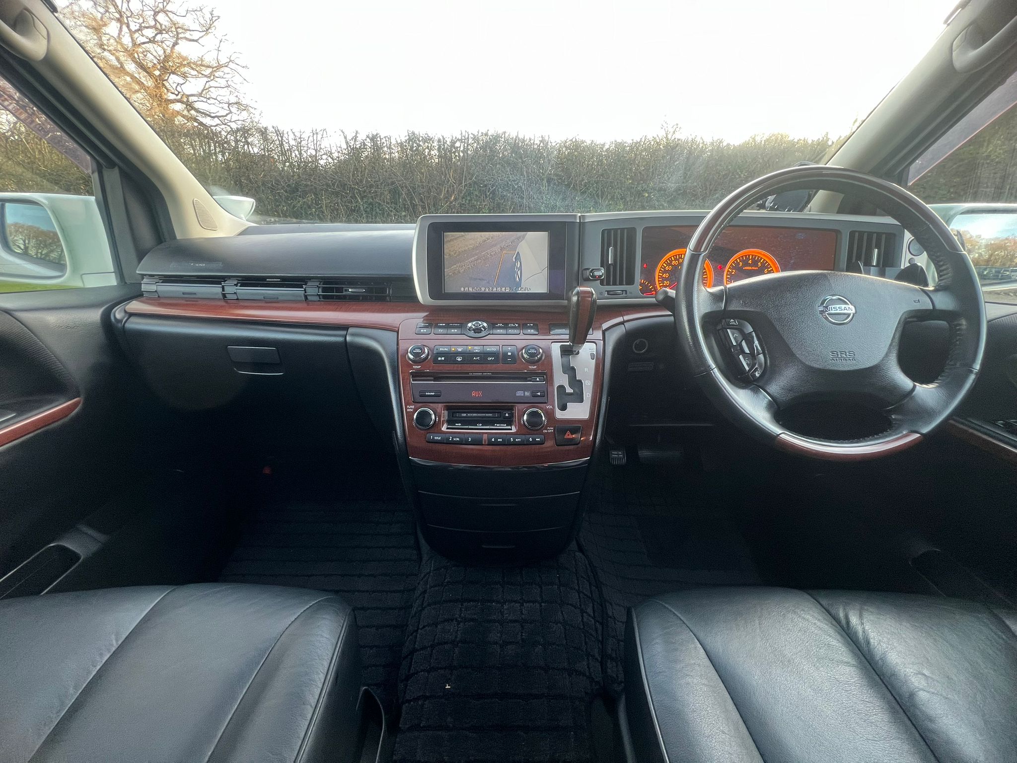 NISSAN ELGRAND 2007, HIGHWAY STAR, 3.5 V6 PETROL FULLY LOADED, 8 SEATER, SUNROOF, WHITE PEARL PAINT, BLACK LEATHER INTERIOR