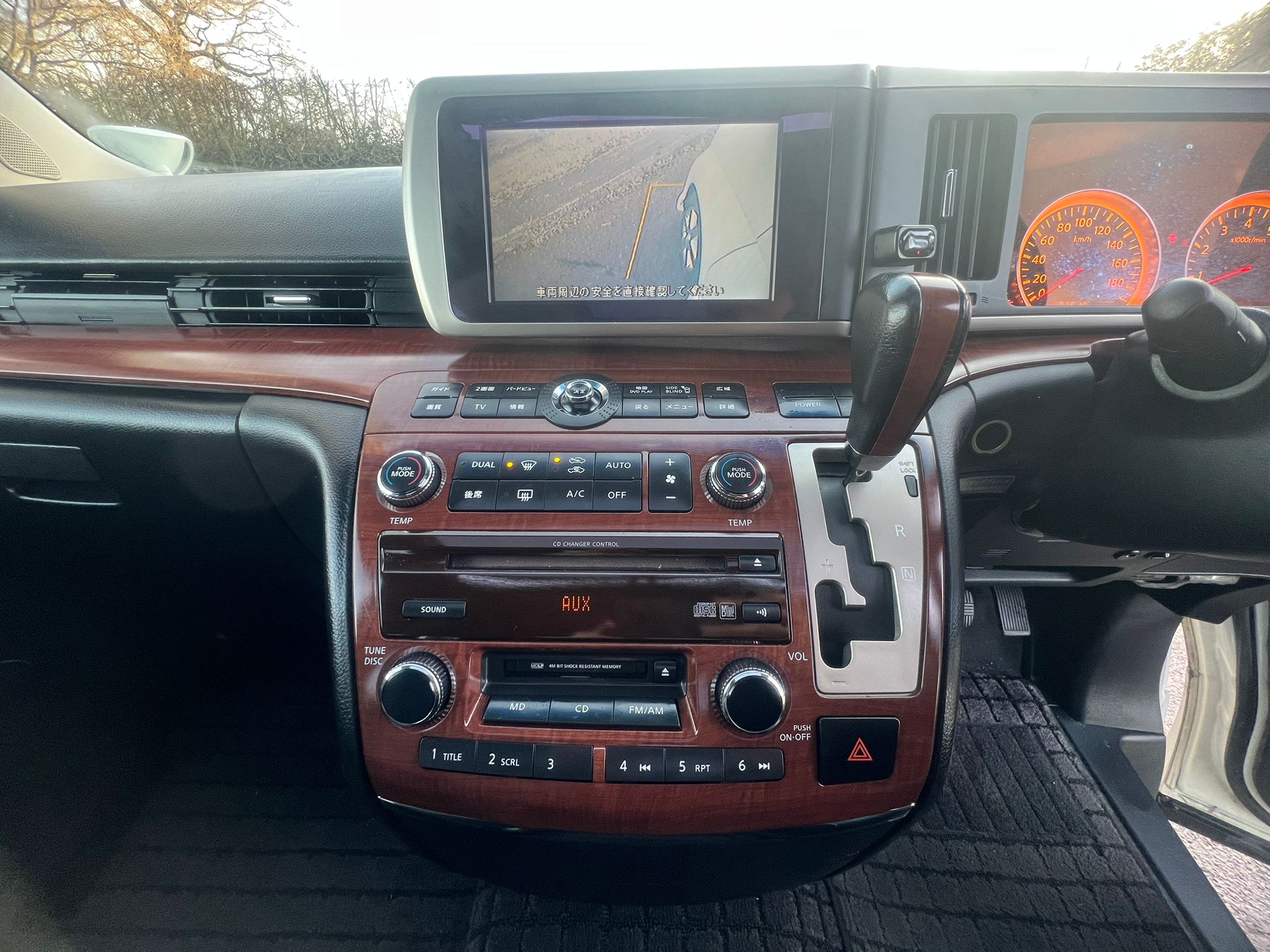 NISSAN ELGRAND 2007, HIGHWAY STAR, 3.5 V6 PETROL FULLY LOADED, 8 SEATER, SUNROOF, WHITE PEARL PAINT, BLACK LEATHER INTERIOR