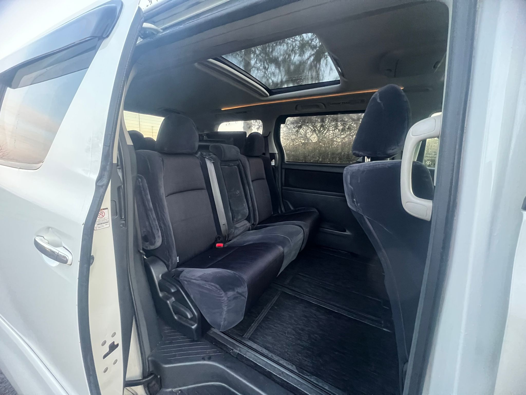 TOYOTA VELLFIRE 2009, 240X, 2.4 PETROL FULLY LOADED, 8 SEATER, SUNROOF, WHITE CRYSTAL SHINE PAINT, BLACK CLOTH INTERIOR