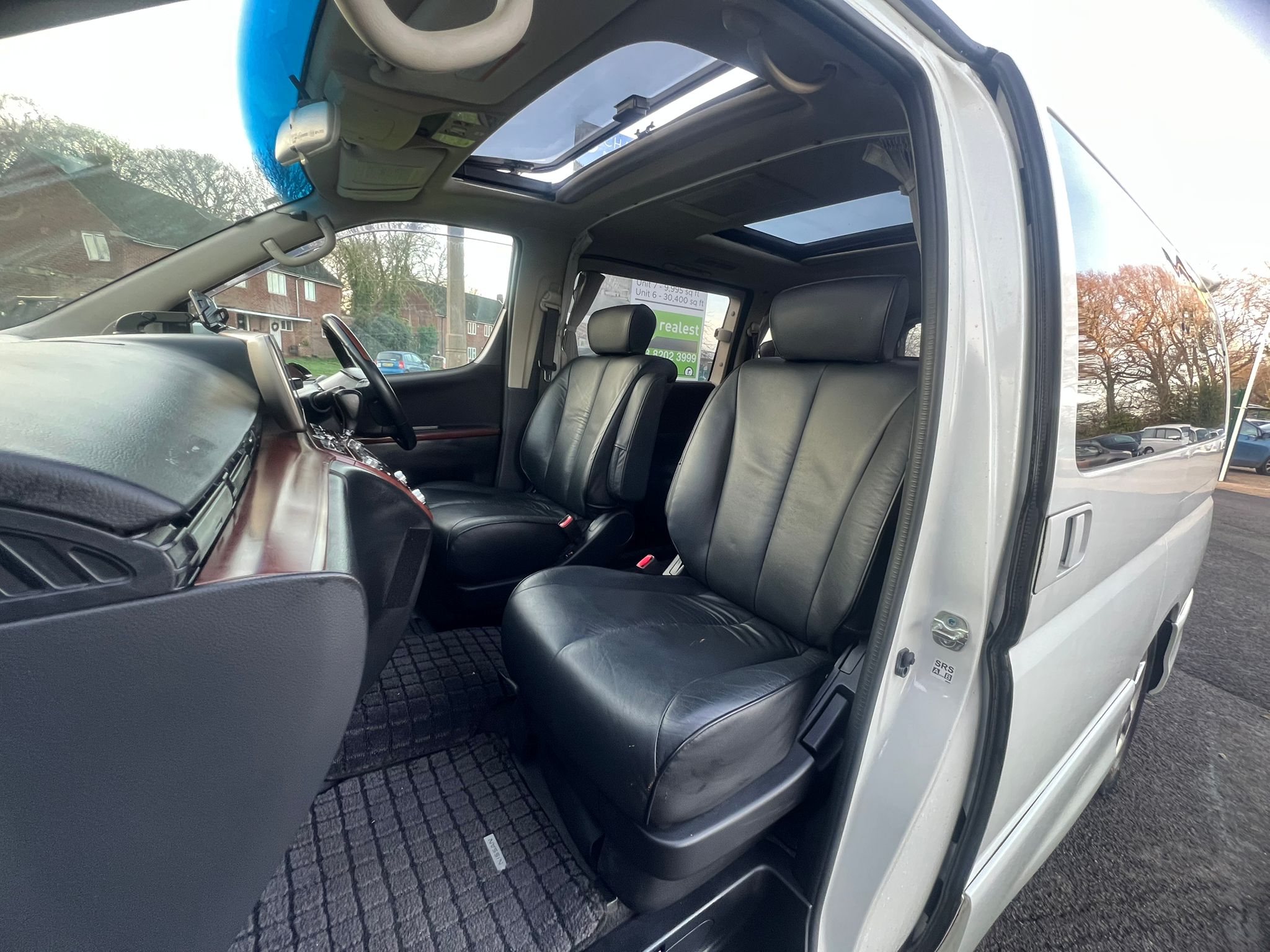 NISSAN ELGRAND 2007, HIGHWAY STAR, 3.5 V6 PETROL FULLY LOADED, 8 SEATER, SUNROOF, WHITE PEARL PAINT, BLACK LEATHER INTERIOR
