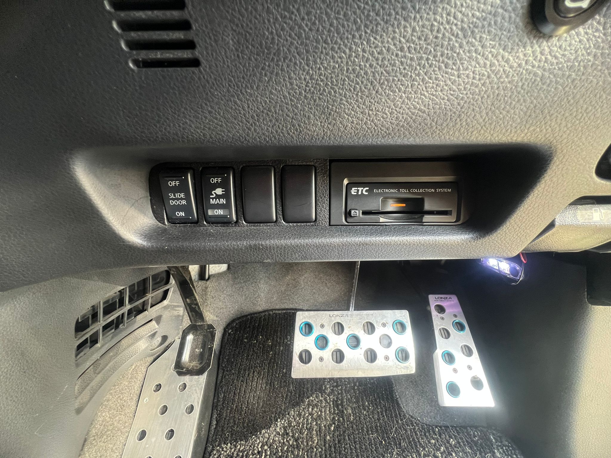 NISSAN ELGRAND 2008, AUTECH RIDER NISMO SPEC, 2.5 V6 PETROL FULLY LOADED, 8 SEATER, WHITE PEARL PAINT, BLACK LEATHER INTERIOR