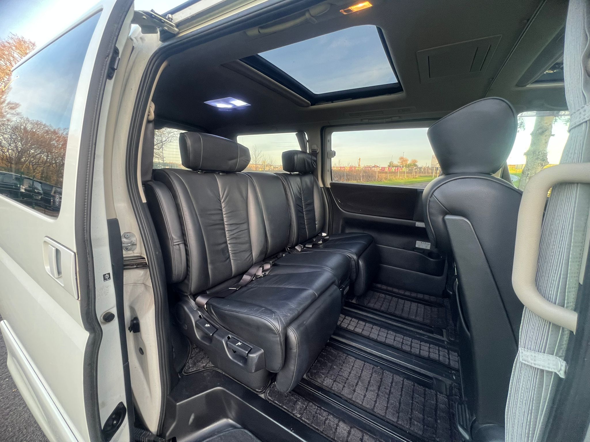 NISSAN ELGRAND 2007, HIGHWAY STAR, 3.5 V6 PETROL FULLY LOADED, 8 SEATER, SUNROOF, WHITE PEARL PAINT, BLACK LEATHER INTERIOR