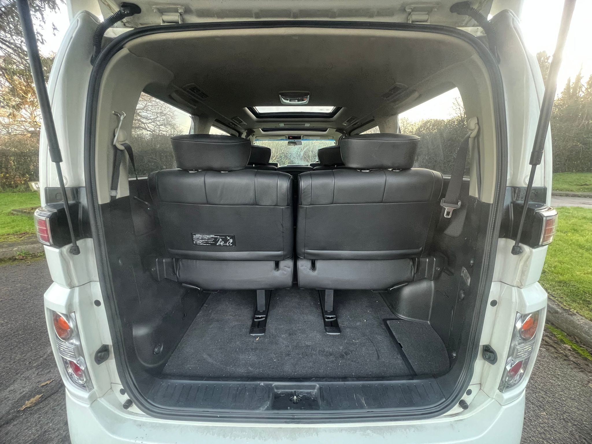 NISSAN ELGRAND 2007, HIGHWAY STAR, 3.5 V6 PETROL FULLY LOADED, 8 SEATER, SUNROOF, WHITE PEARL PAINT, BLACK LEATHER INTERIOR
