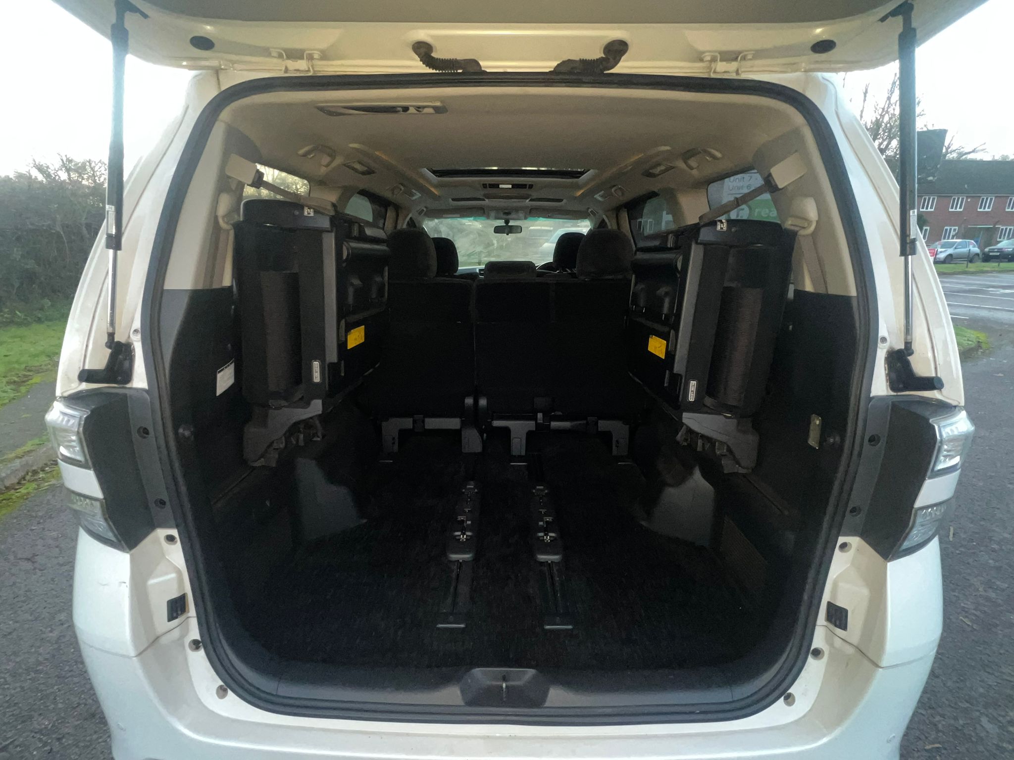 TOYOTA VELLFIRE 2009, 240X, 2.4 PETROL FULLY LOADED, 8 SEATER, SUNROOF, WHITE CRYSTAL SHINE PAINT, BLACK CLOTH INTERIOR