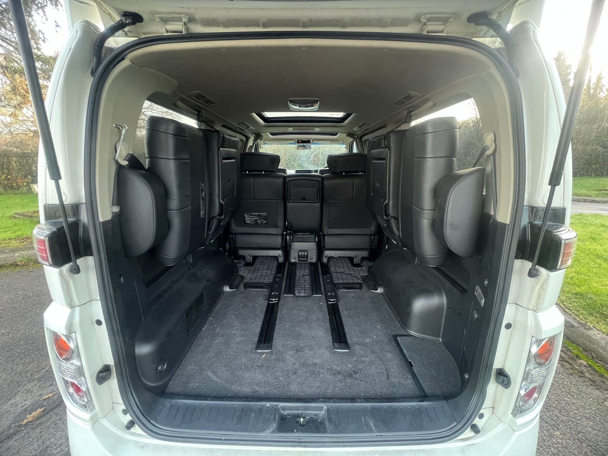 NISSAN ELGRAND 2007, HIGHWAY STAR, 3.5 V6 PETROL FULLY LOADED, 8 SEATER, SUNROOF, WHITE PEARL PAINT, BLACK LEATHER INTERIOR