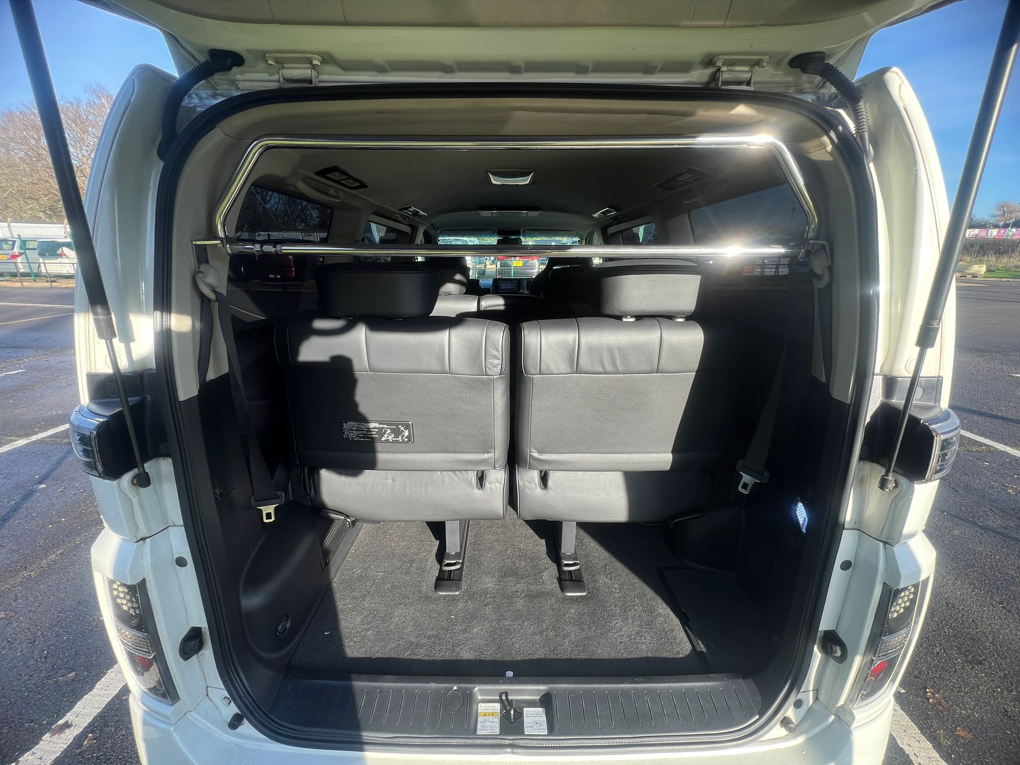 NISSAN ELGRAND 2008, AUTECH RIDER NISMO SPEC, 2.5 V6 PETROL FULLY LOADED, 8 SEATER, WHITE PEARL PAINT, BLACK LEATHER INTERIOR